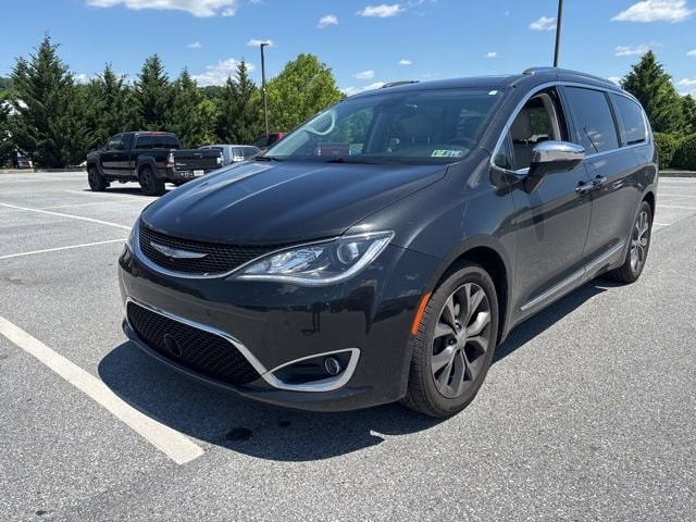 2017 Chrysler Pacifica Limited's photo