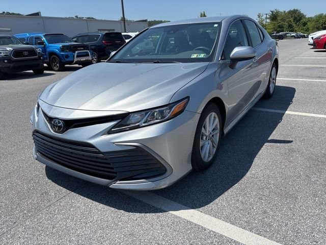 2023 Toyota Camry LE's photo