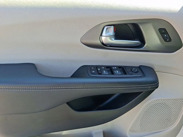 2023 Chrysler Pacifica Touring L - Photo 13