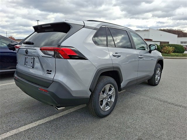2025 Toyota RAV4 XLE photo 3