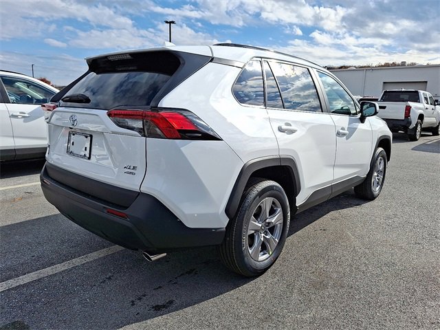 2025 Toyota RAV4 XLE photo 4