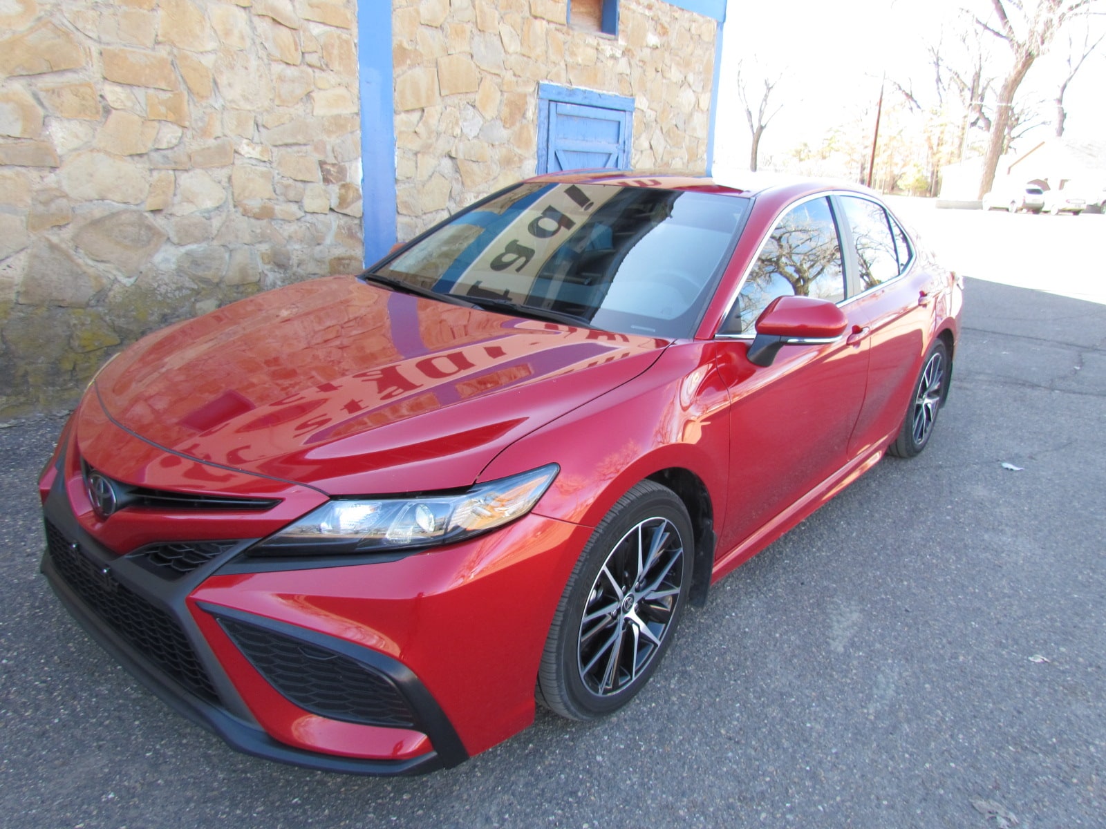 Used 2022 Toyota Camry SE with VIN 4T1G11AK0NU014929 for sale in Miles City, MT