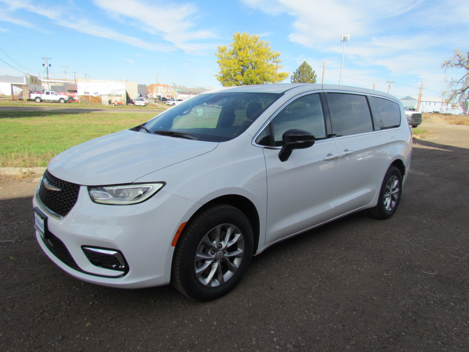 2026 Chrysler Pacifica Select's photo