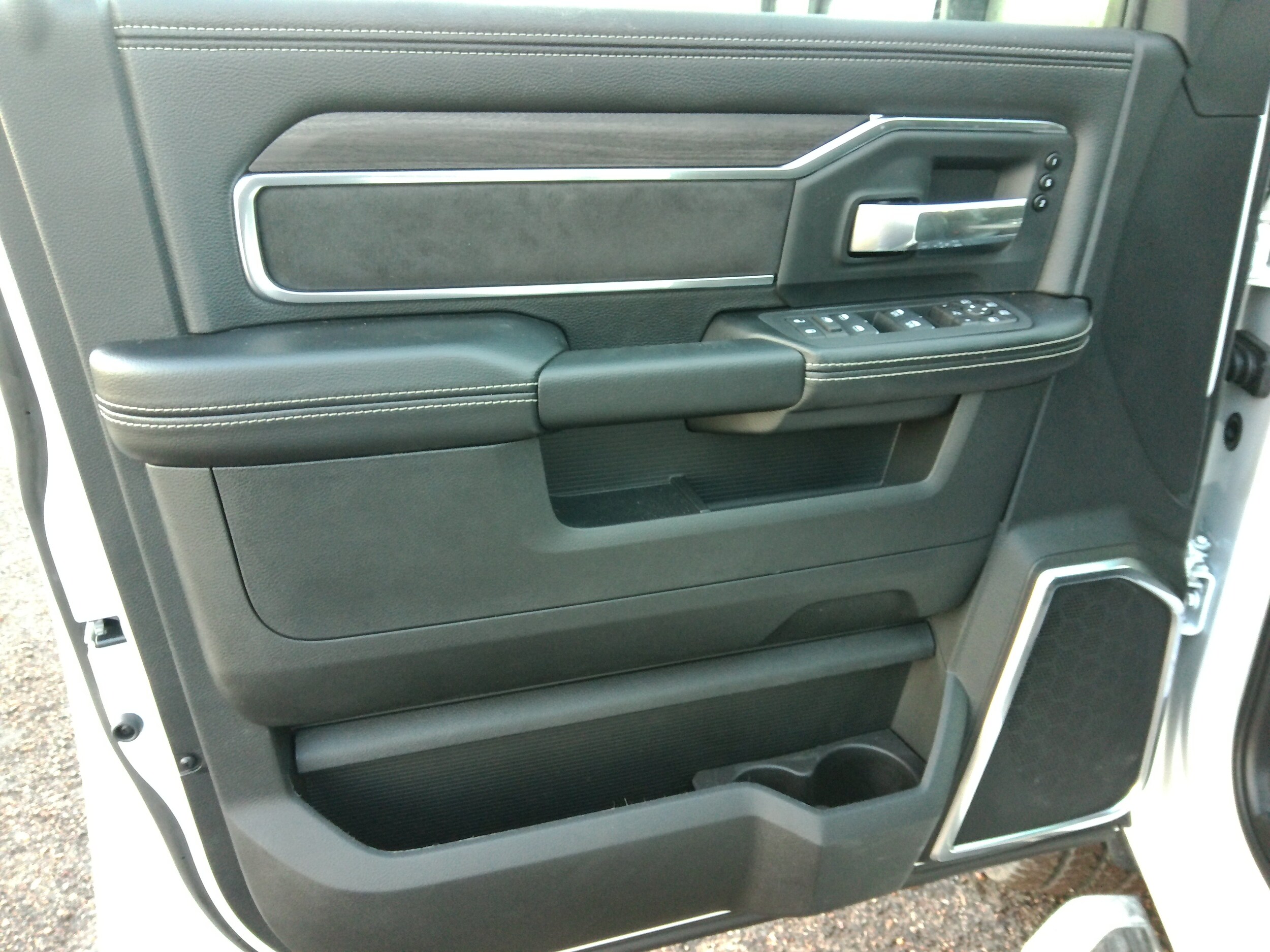 2026 RAM 3500 Laramie - Photo 14