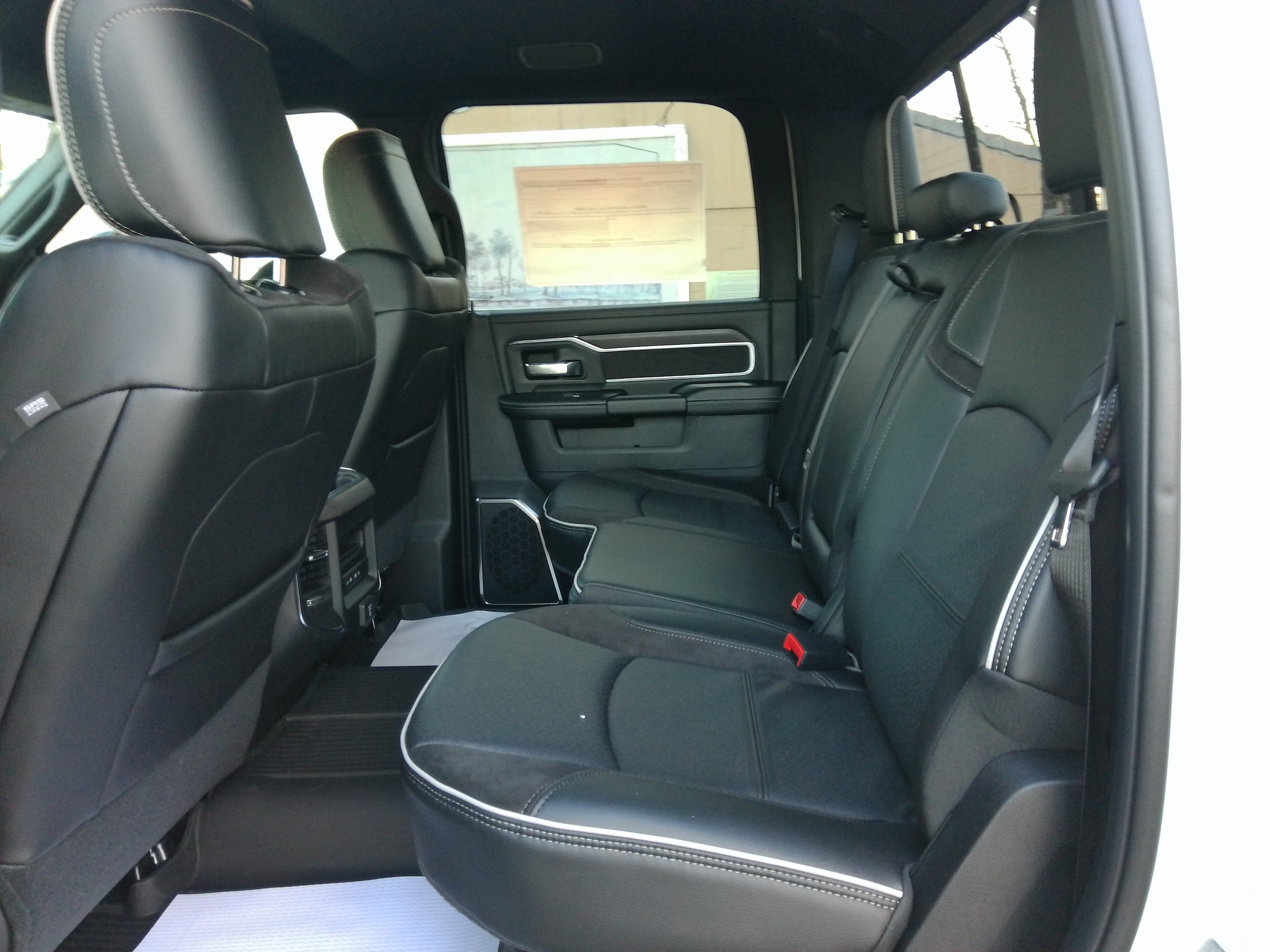 2026 RAM 3500 Laramie - Photo 17