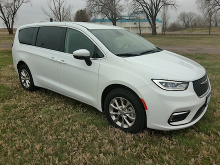 2023 Chrysler Pacifica Touring L Van Passenger Van
