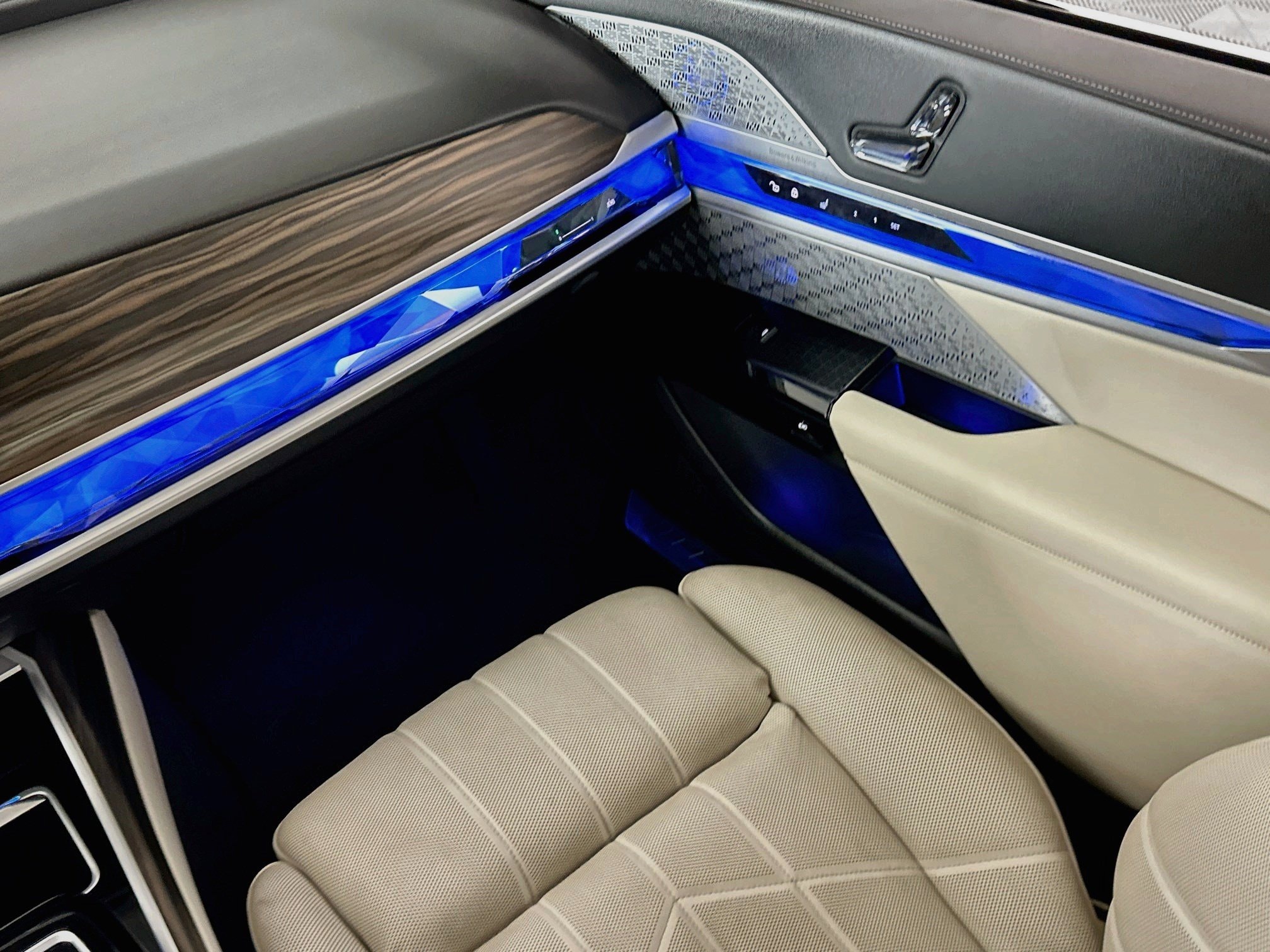 2023 BMW i7 21