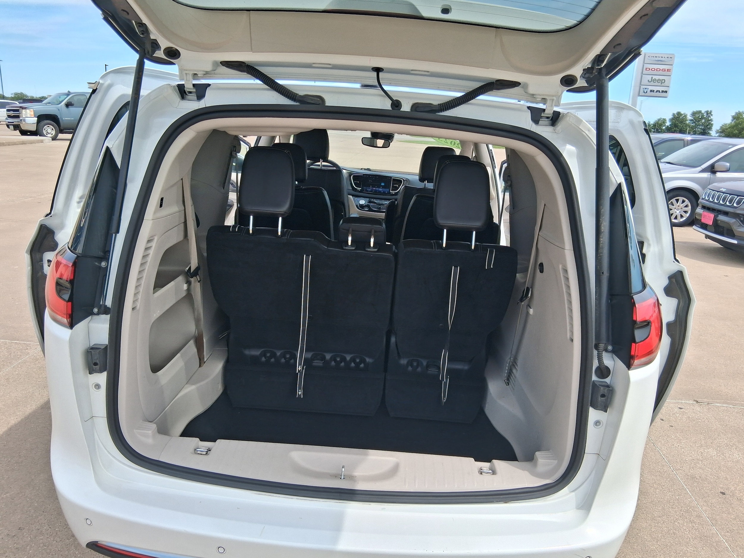 2023 Chrysler Pacifica Touring L - Photo 17