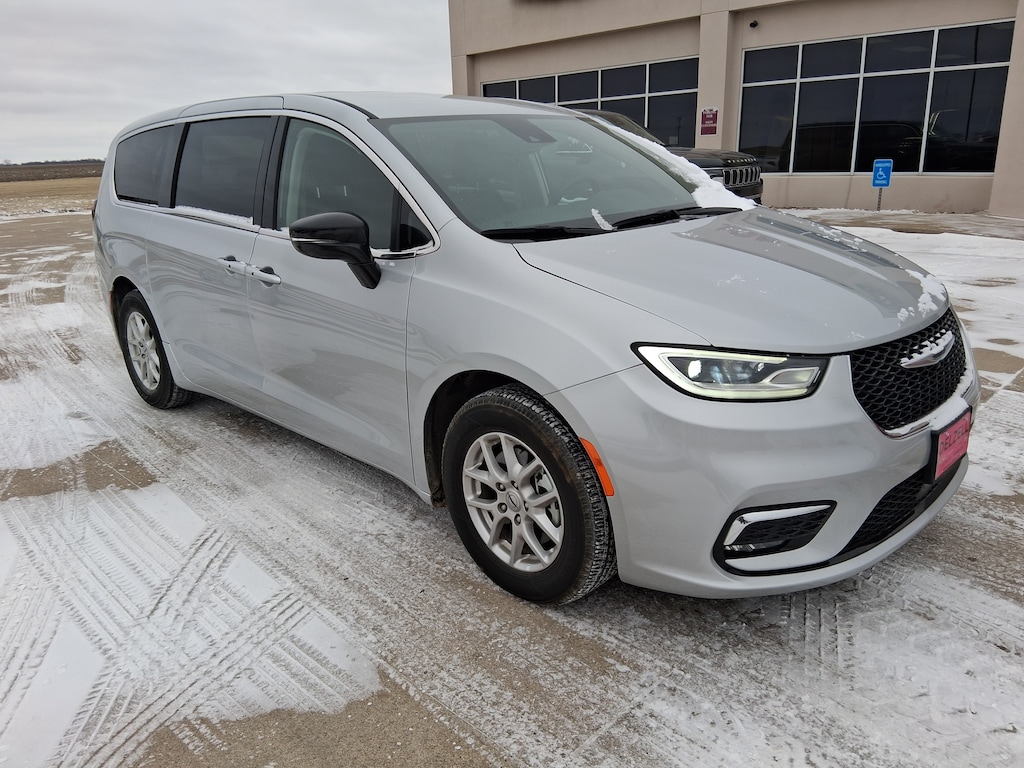 Used 2024 Chrysler Pacifica TOURING L