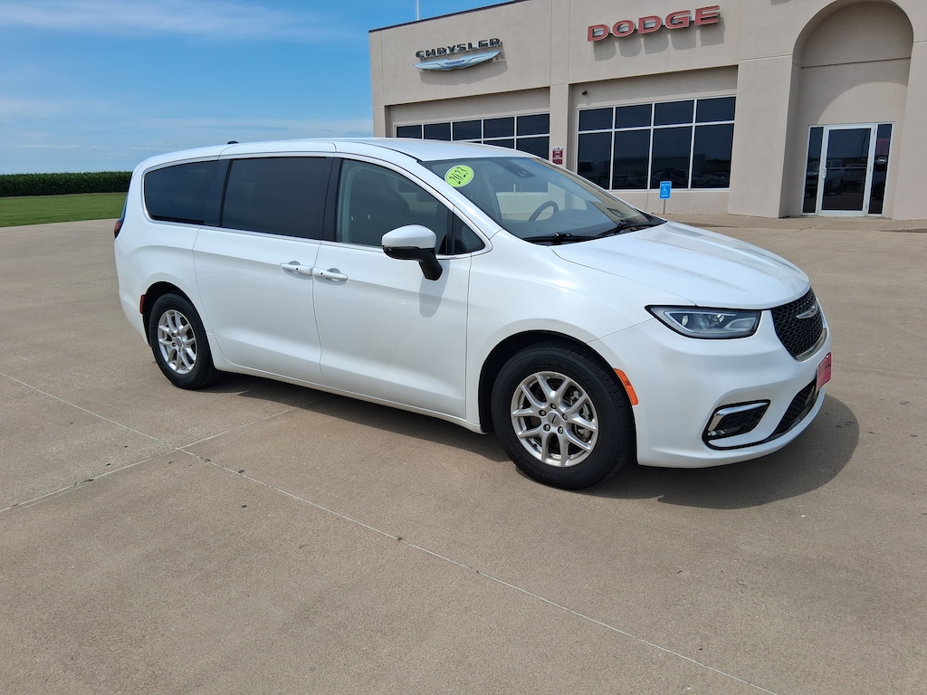 Used 2023 Chrysler Pacifica TOURING L