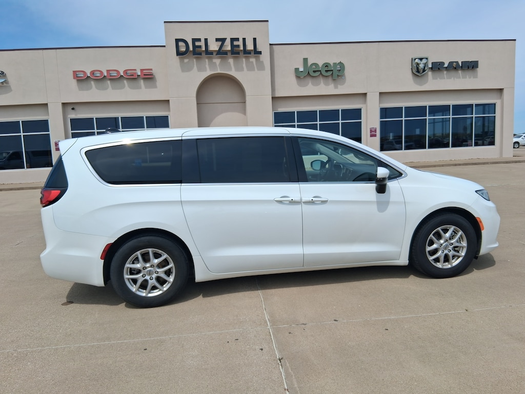 Used 2023 Chrysler Pacifica TOURING L