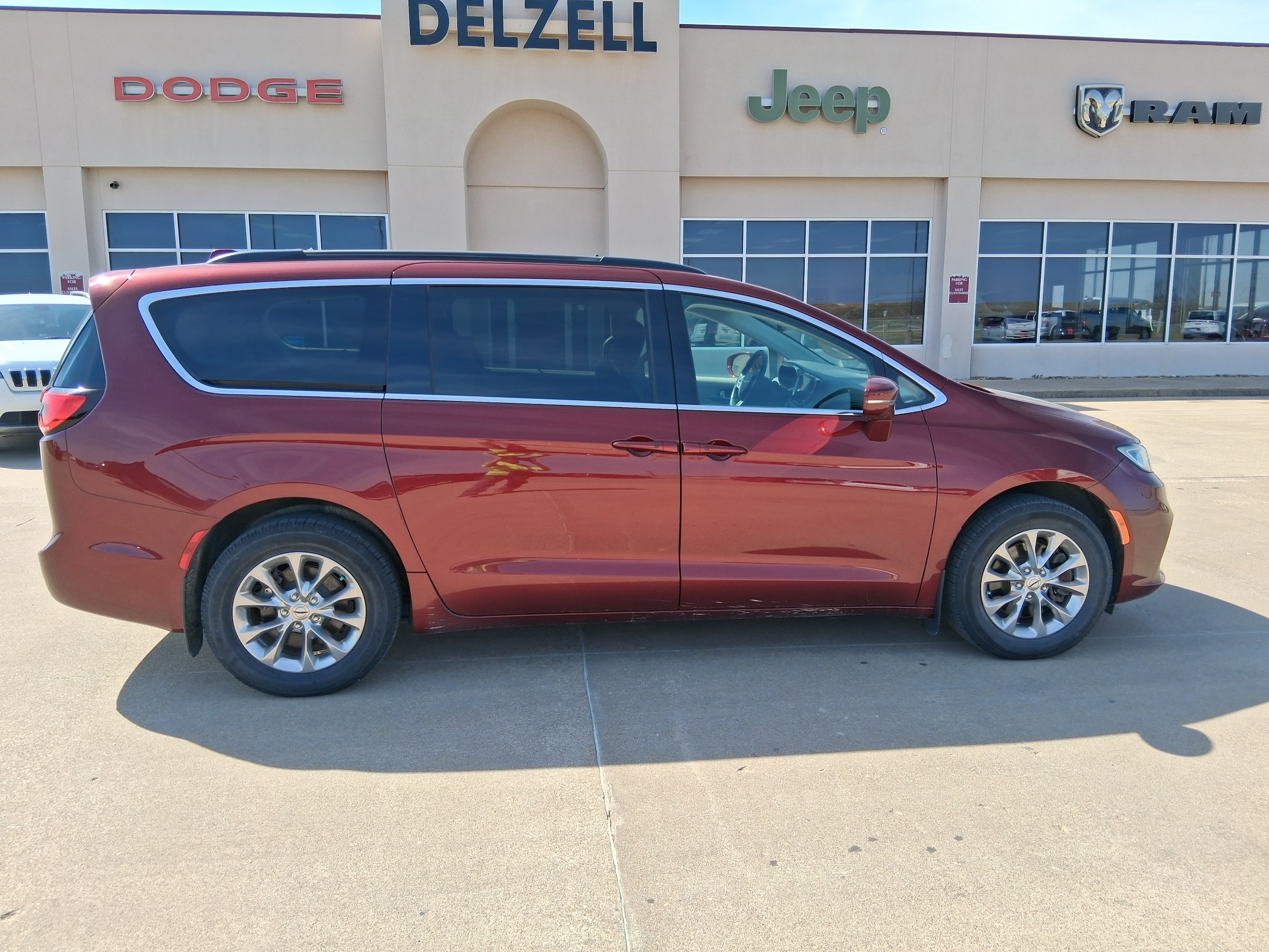 2022 Chrysler Pacifica Touring L's photo