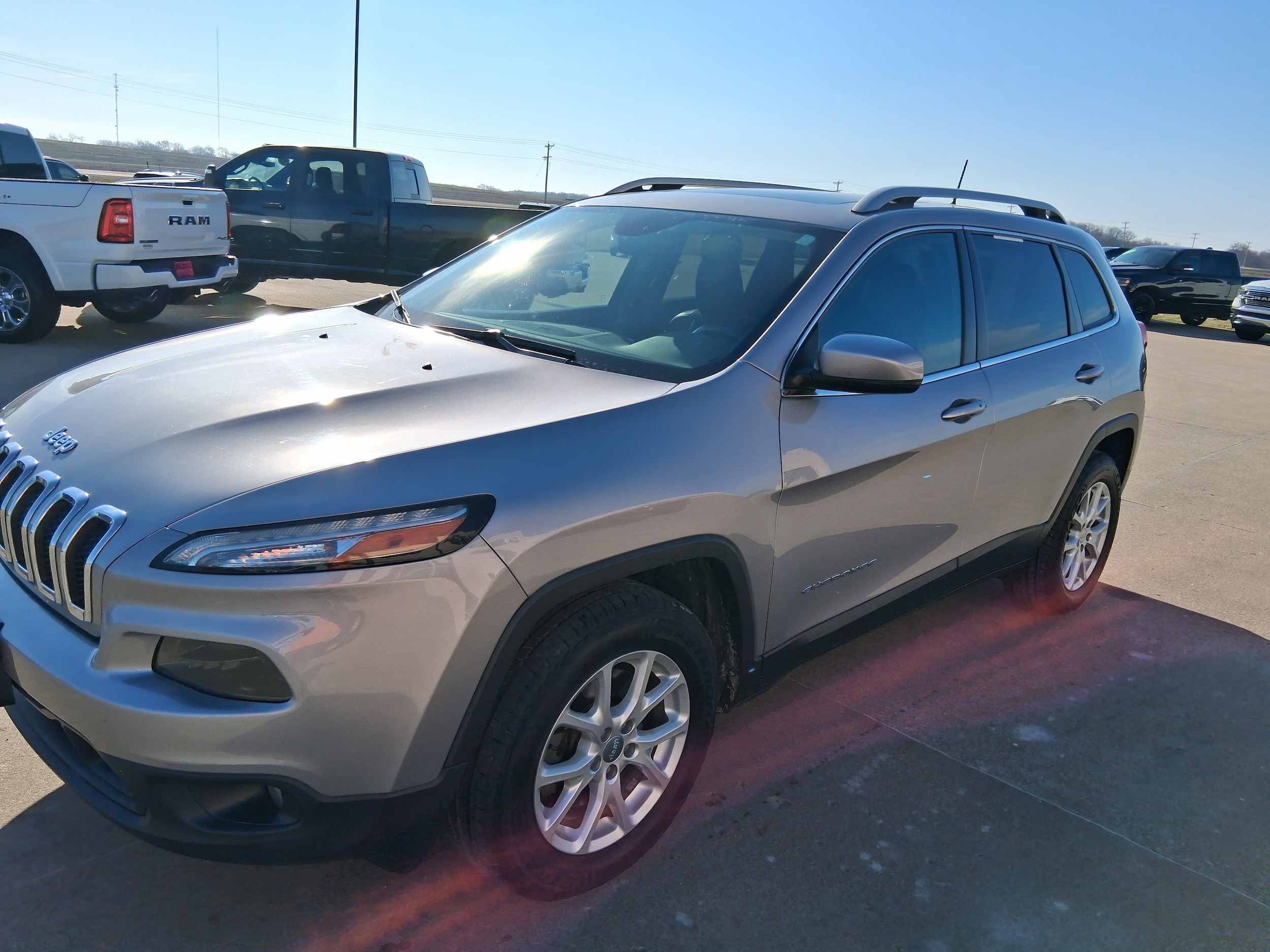 Used 2018 Jeep Cherokee Latitude Plus with VIN 1C4PJMLX1JD587041 for sale in Wapello, IA