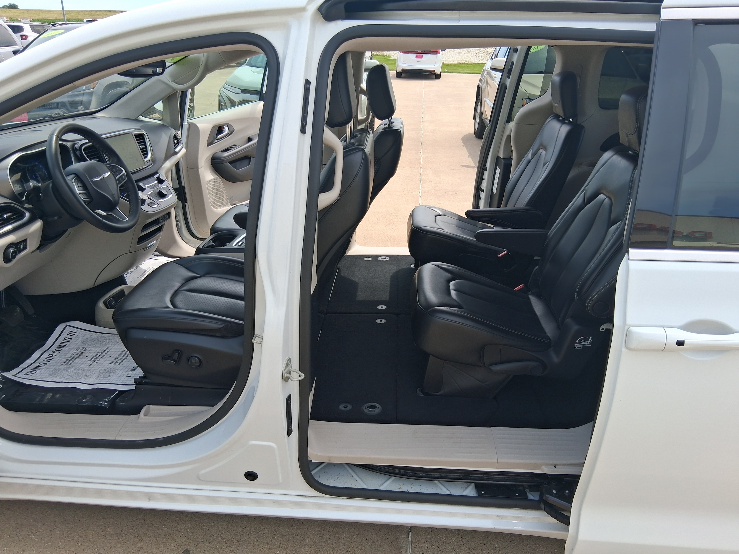 2023 Chrysler Pacifica Touring L - Photo 16