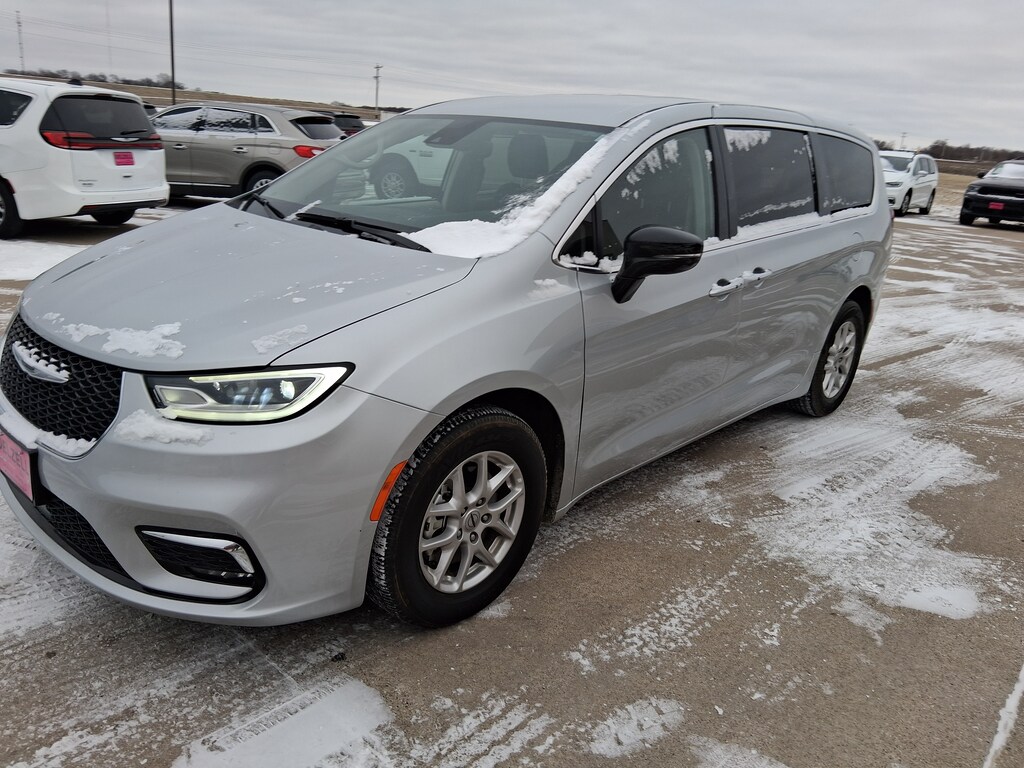 Used 2024 Chrysler Pacifica TOURING L