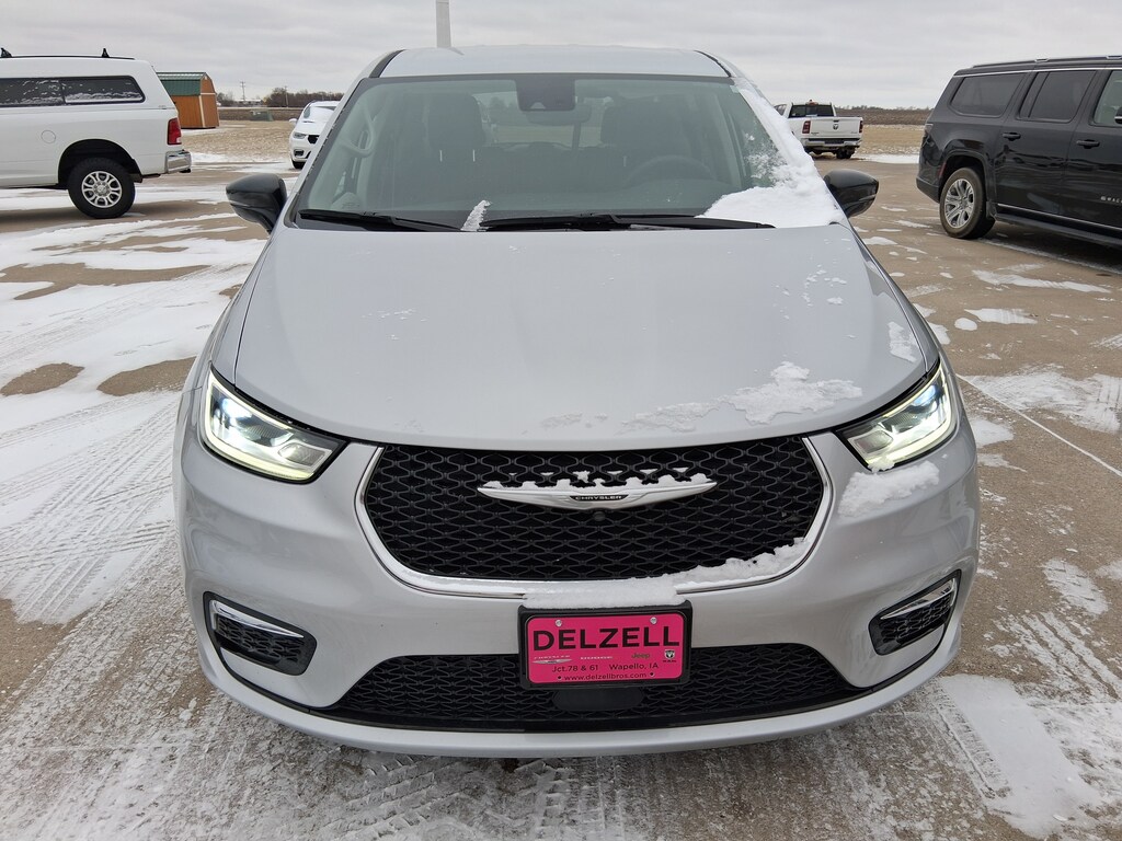 Used 2024 Chrysler Pacifica TOURING L