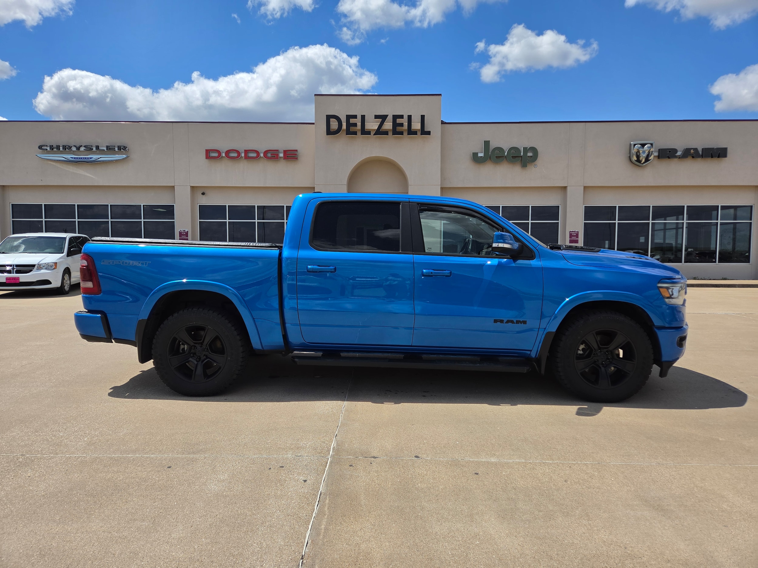 2022 RAM 1500 Laramie 4x4 Crew Cab 5'7's photo