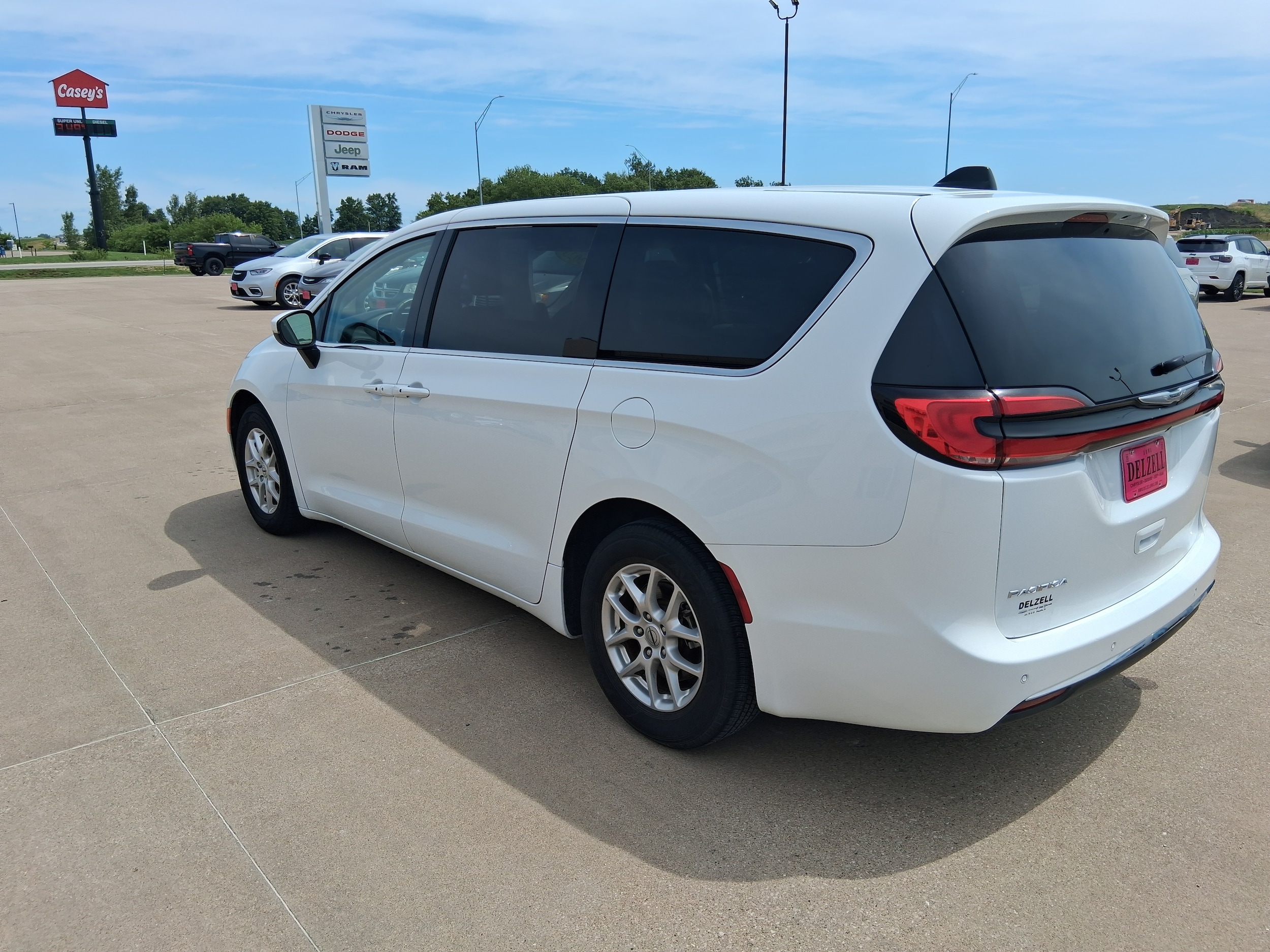 2023 Chrysler Pacifica Touring L - Photo 6