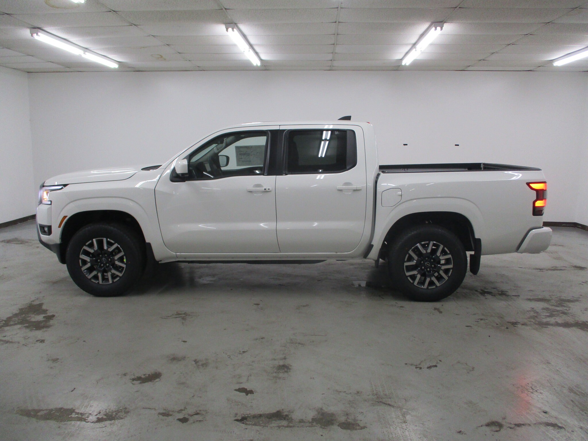 2025 Nissan Frontier SL photo 2