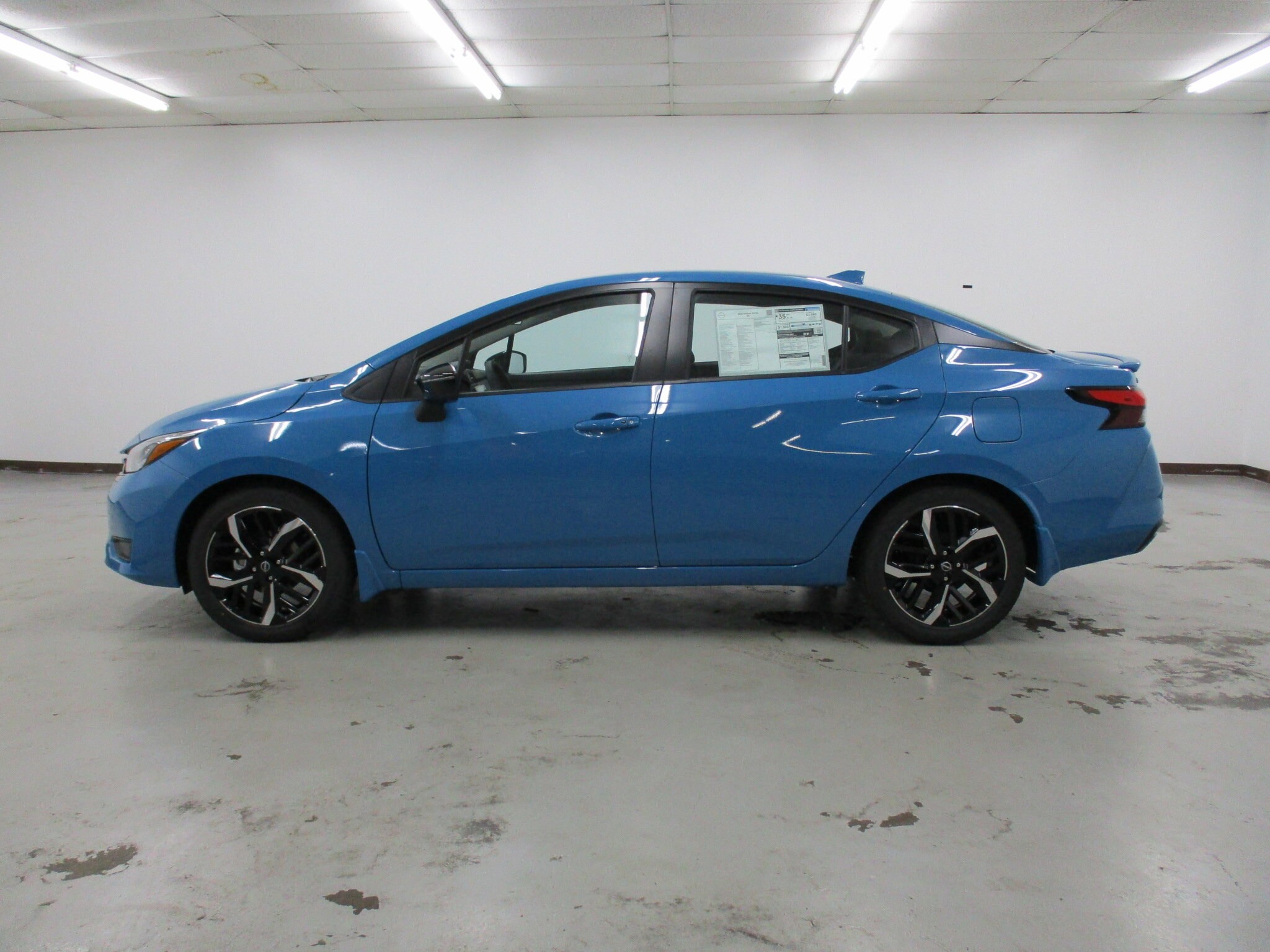 2025 Nissan Versa SR photo 2