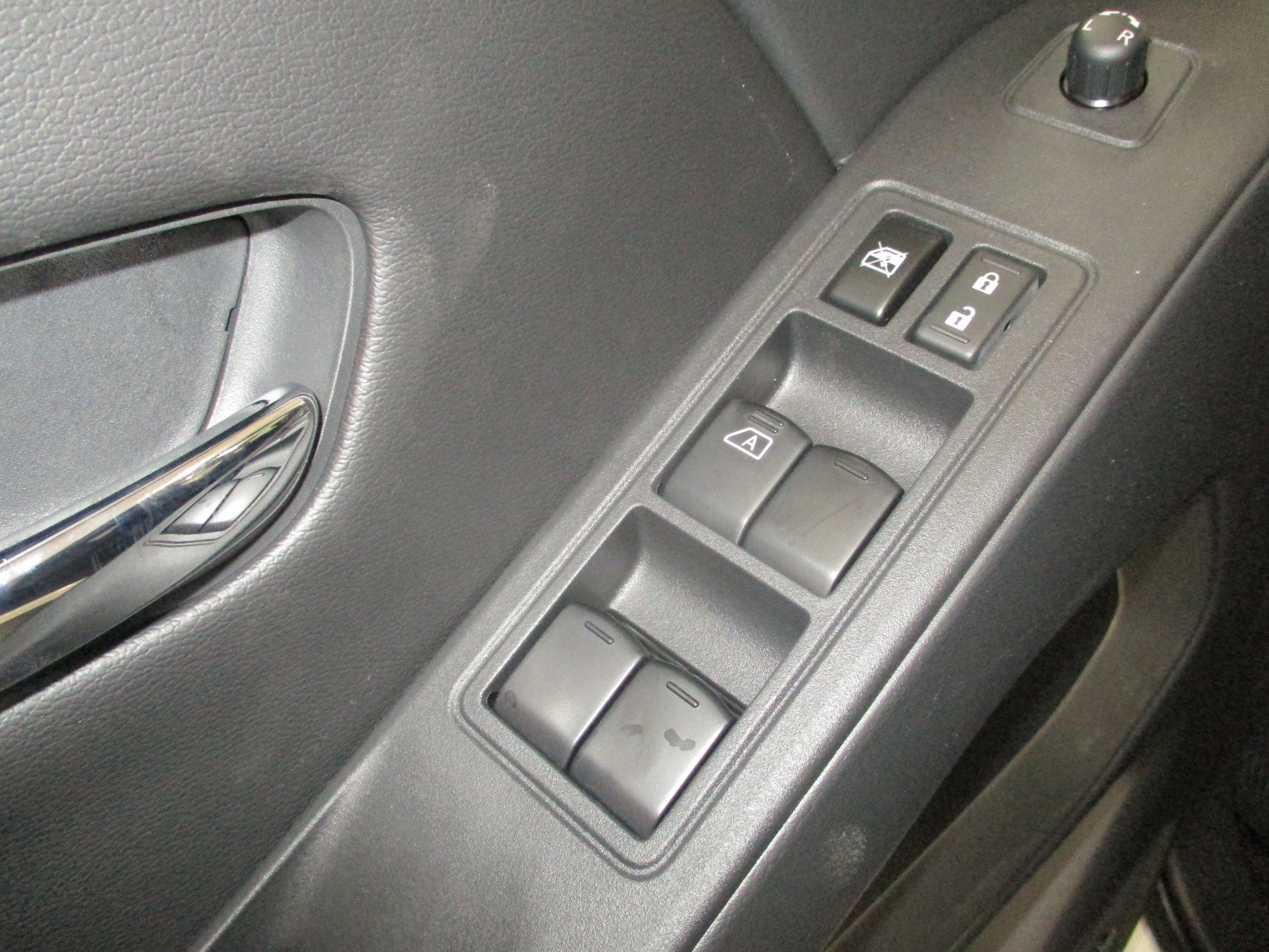 2025 Nissan Frontier SL - Photo 13