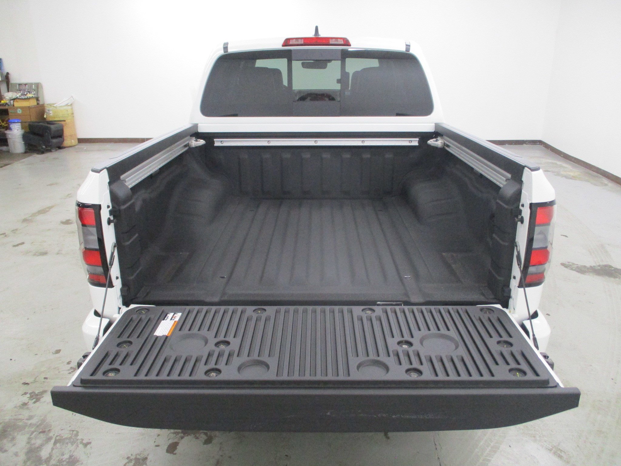2025 Nissan Frontier SL - Photo 6