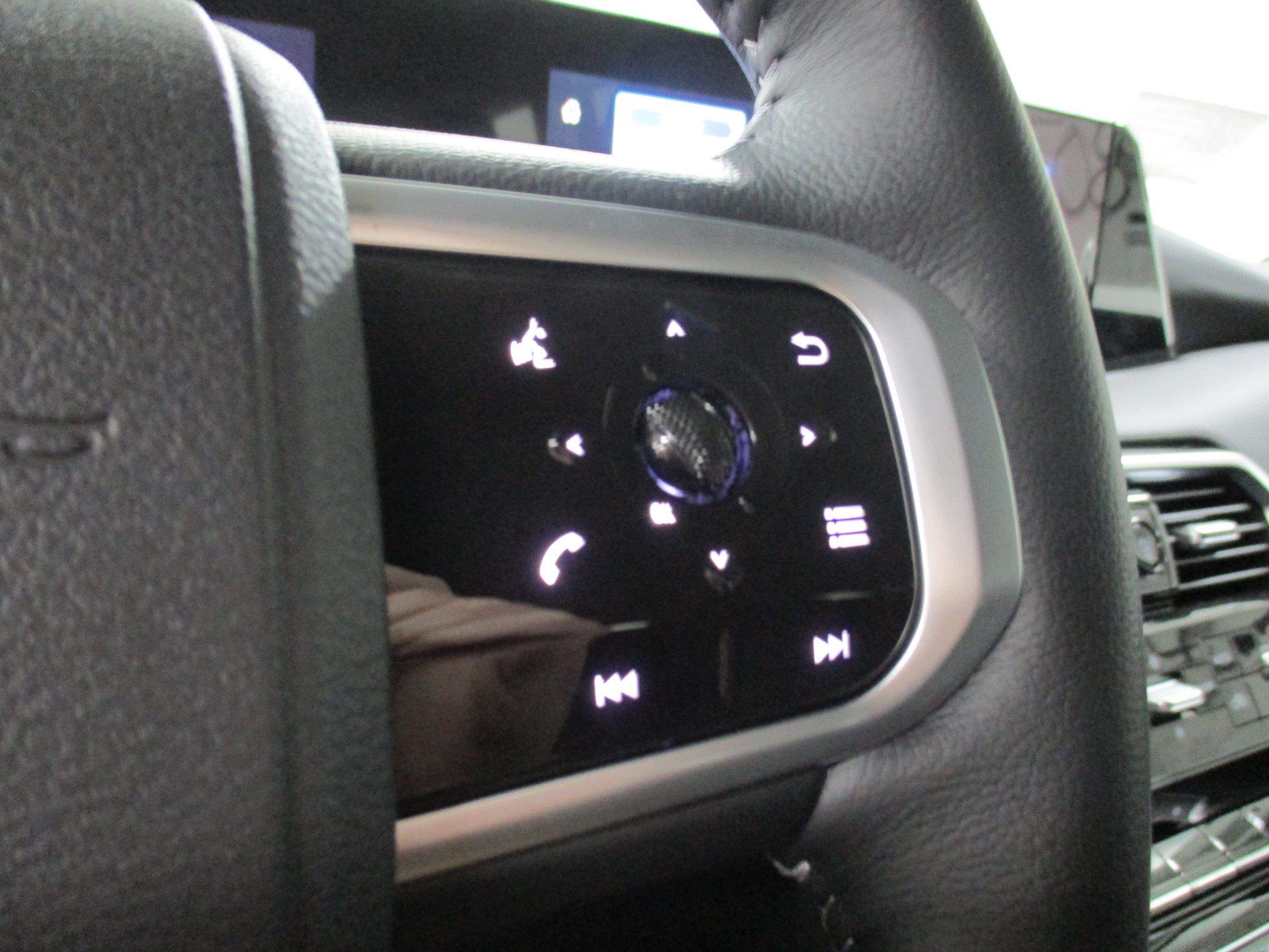 2026 Nissan Armada SV - Photo 19