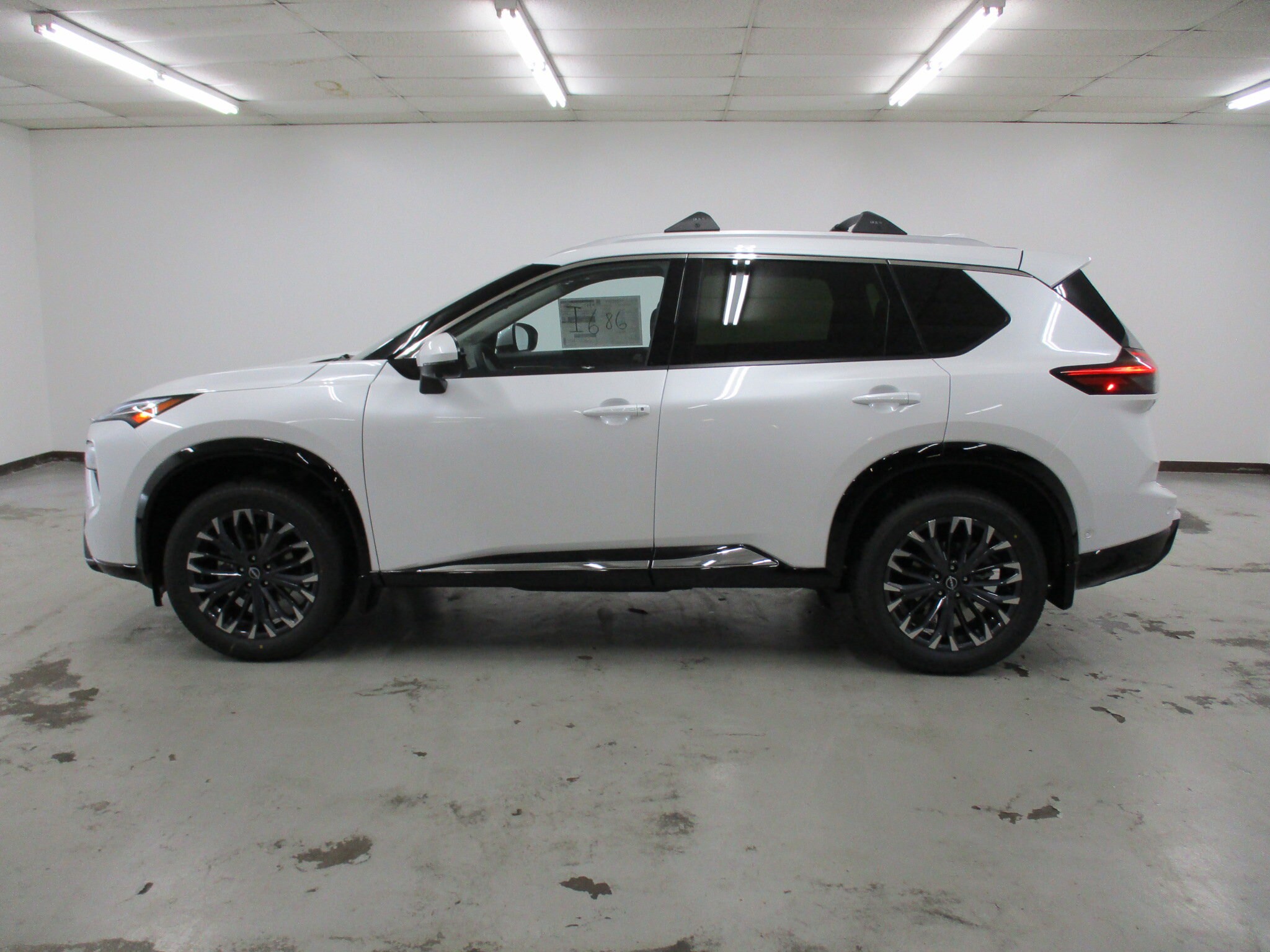 2025 Nissan Rogue Platinum photo 2