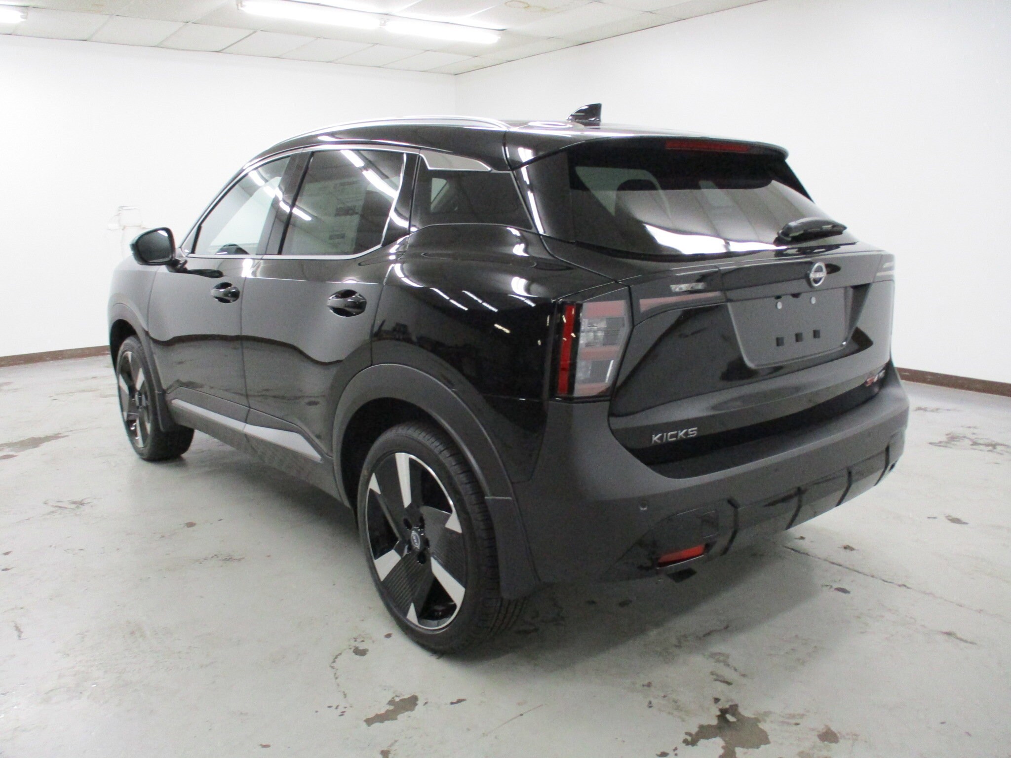 2025 Nissan Kicks SR photo 3