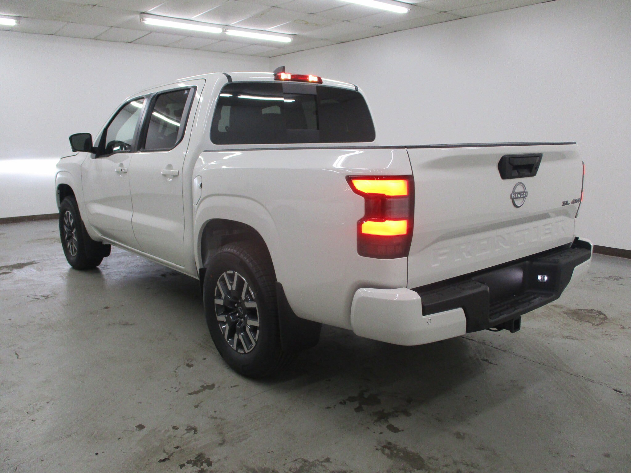2025 Nissan Frontier SL photo 3