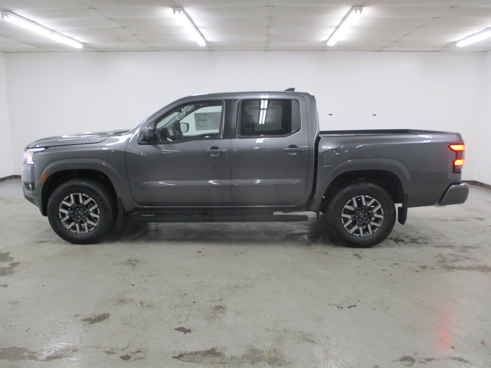 2025 Nissan Frontier SL photo 2