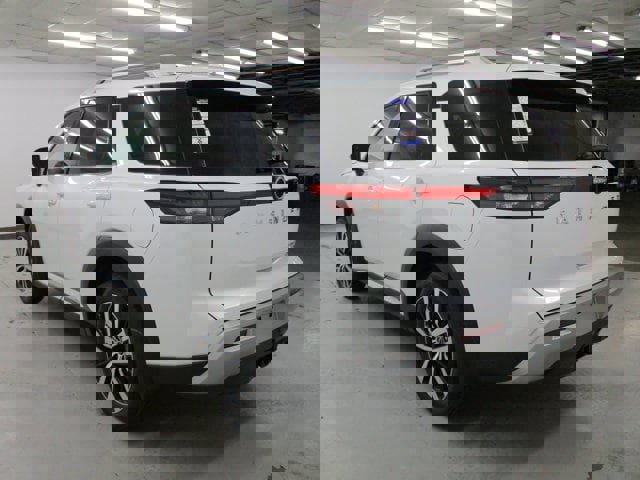 2025 Nissan Pathfinder Platinum photo 2