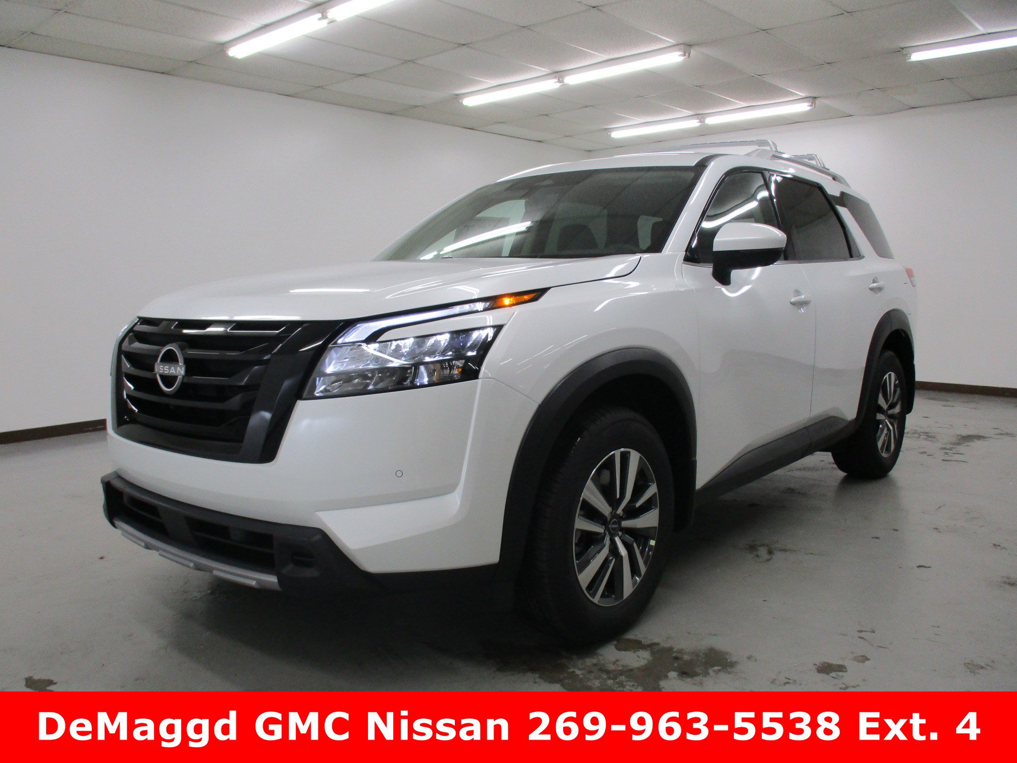 2025 Nissan Pathfinder SL's photo