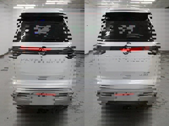 2025 Nissan Pathfinder Platinum photo 3