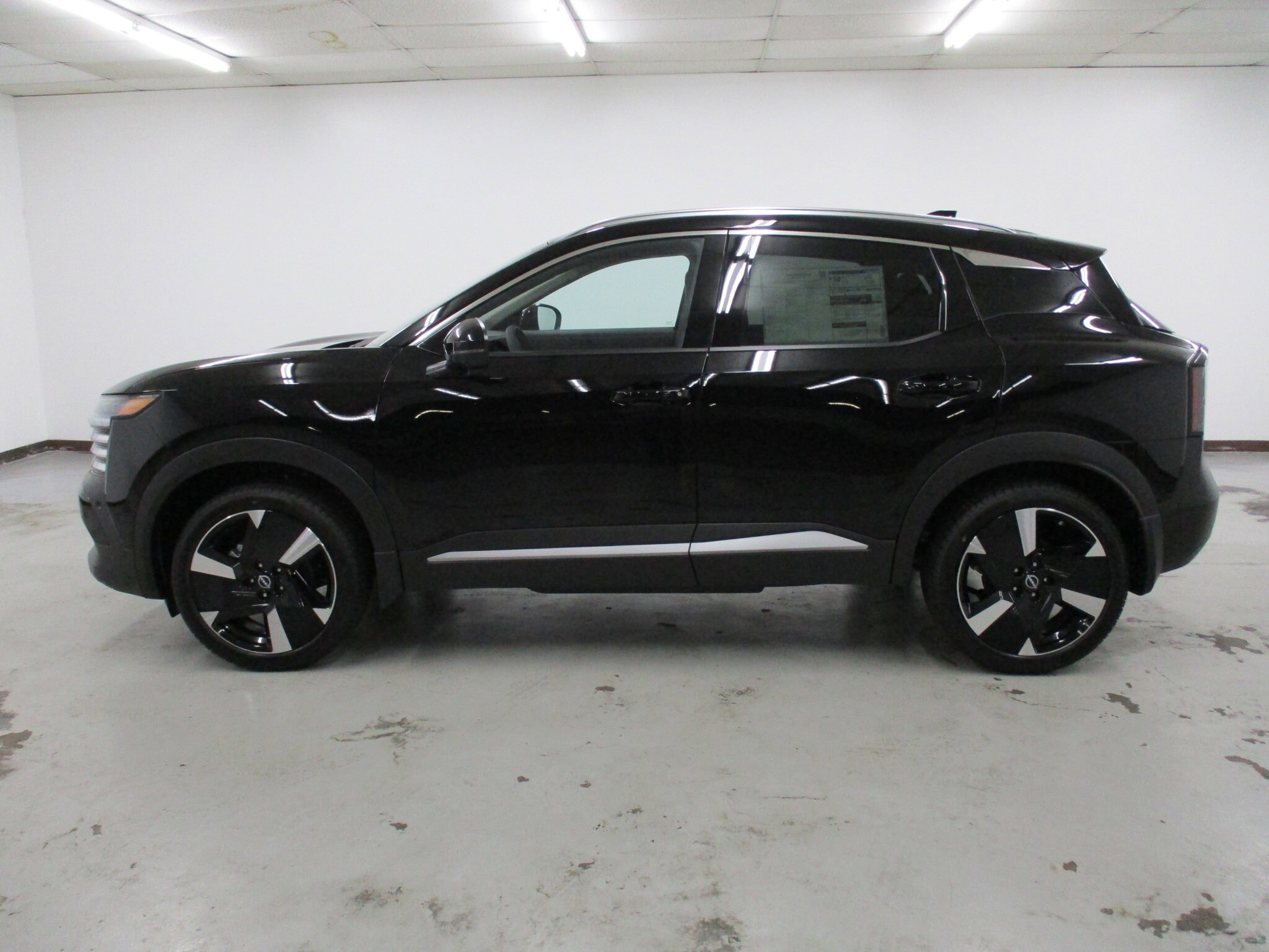 2025 Nissan Kicks SR photo 2