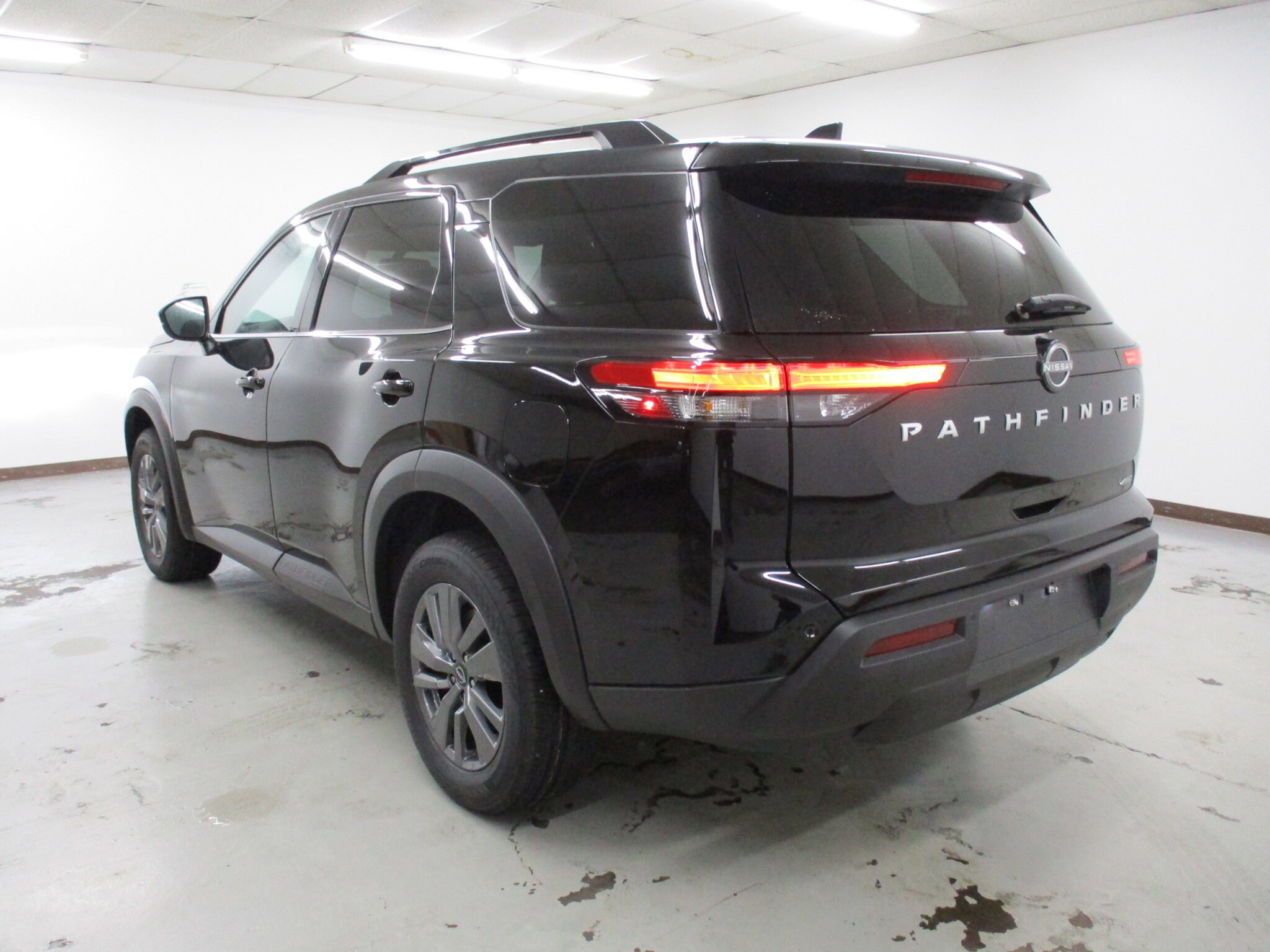 2025 Nissan Pathfinder SV photo 3