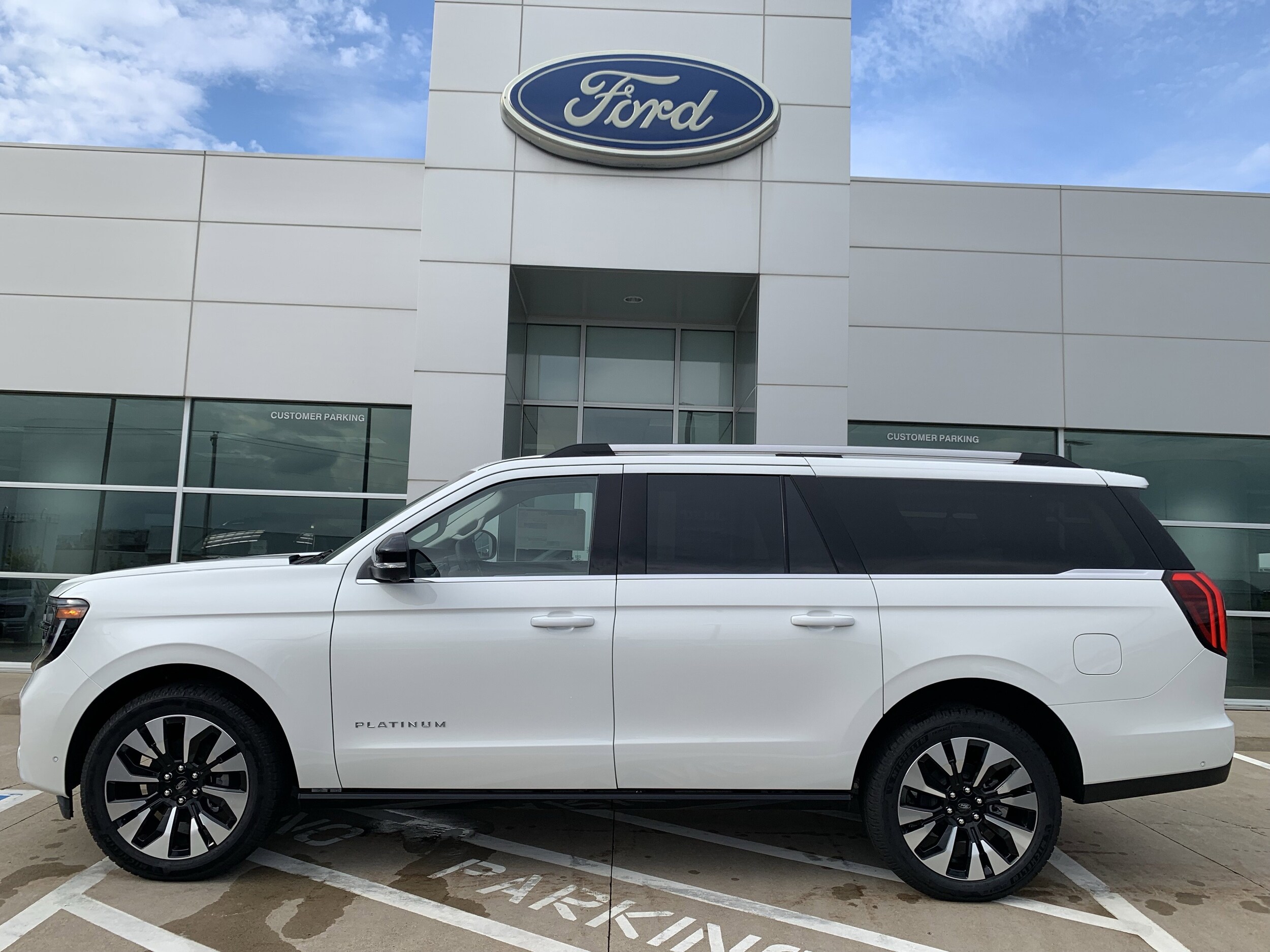 2025 Ford Expedition MAX Platinum photo 2