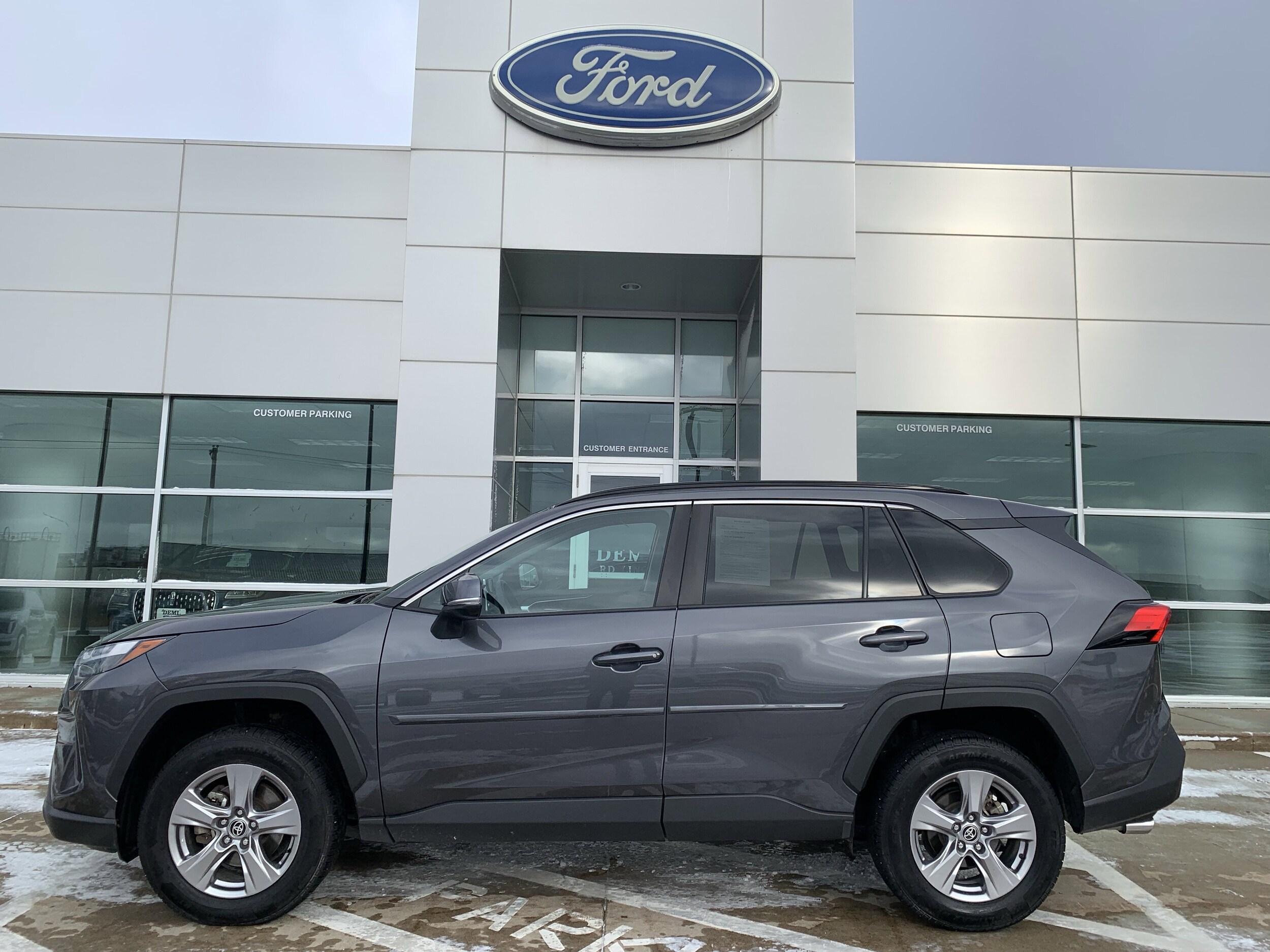 2023 Toyota RAV4 XLE photo 3