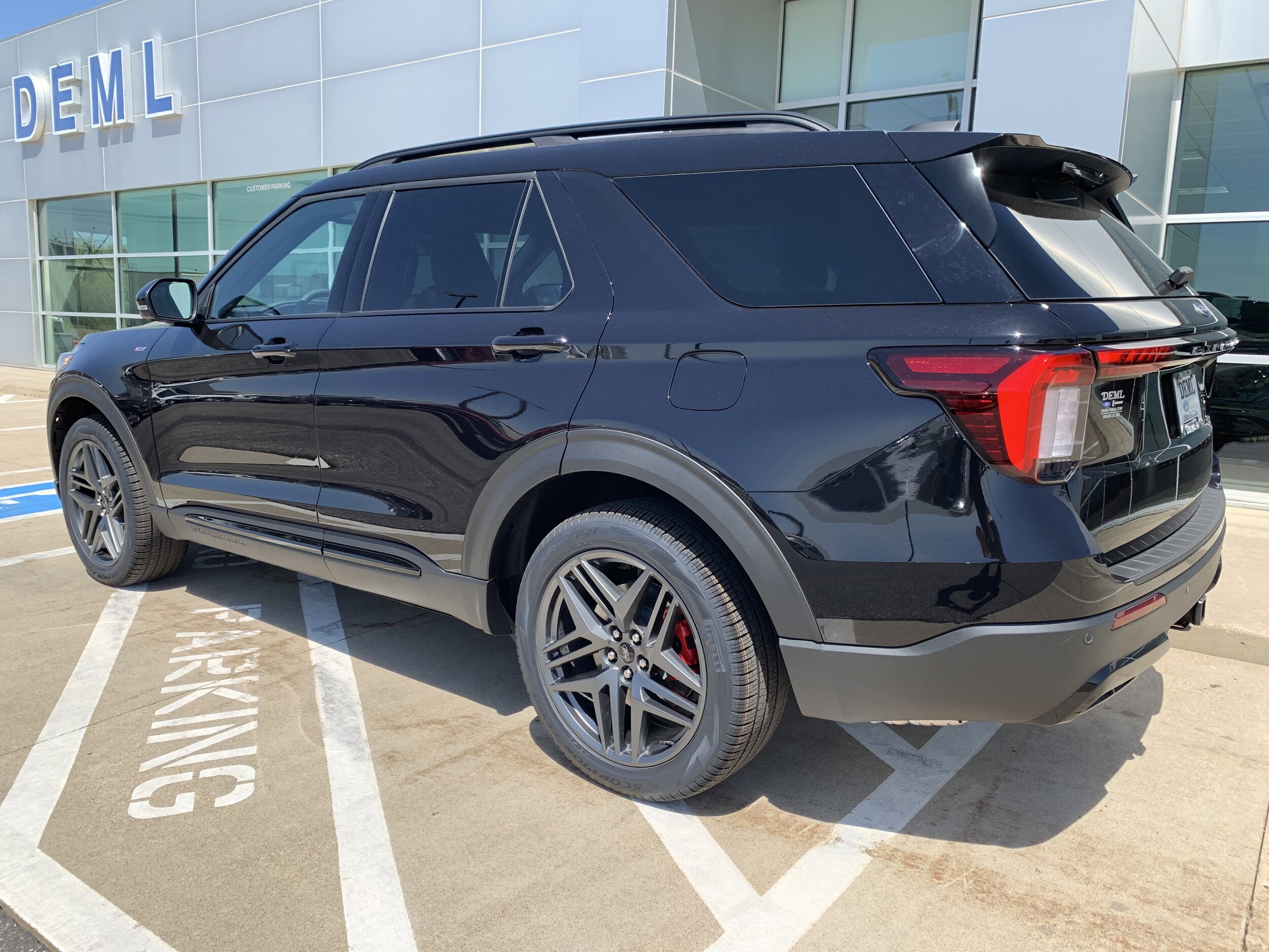 2025 Ford Explorer ST-Line photo 2