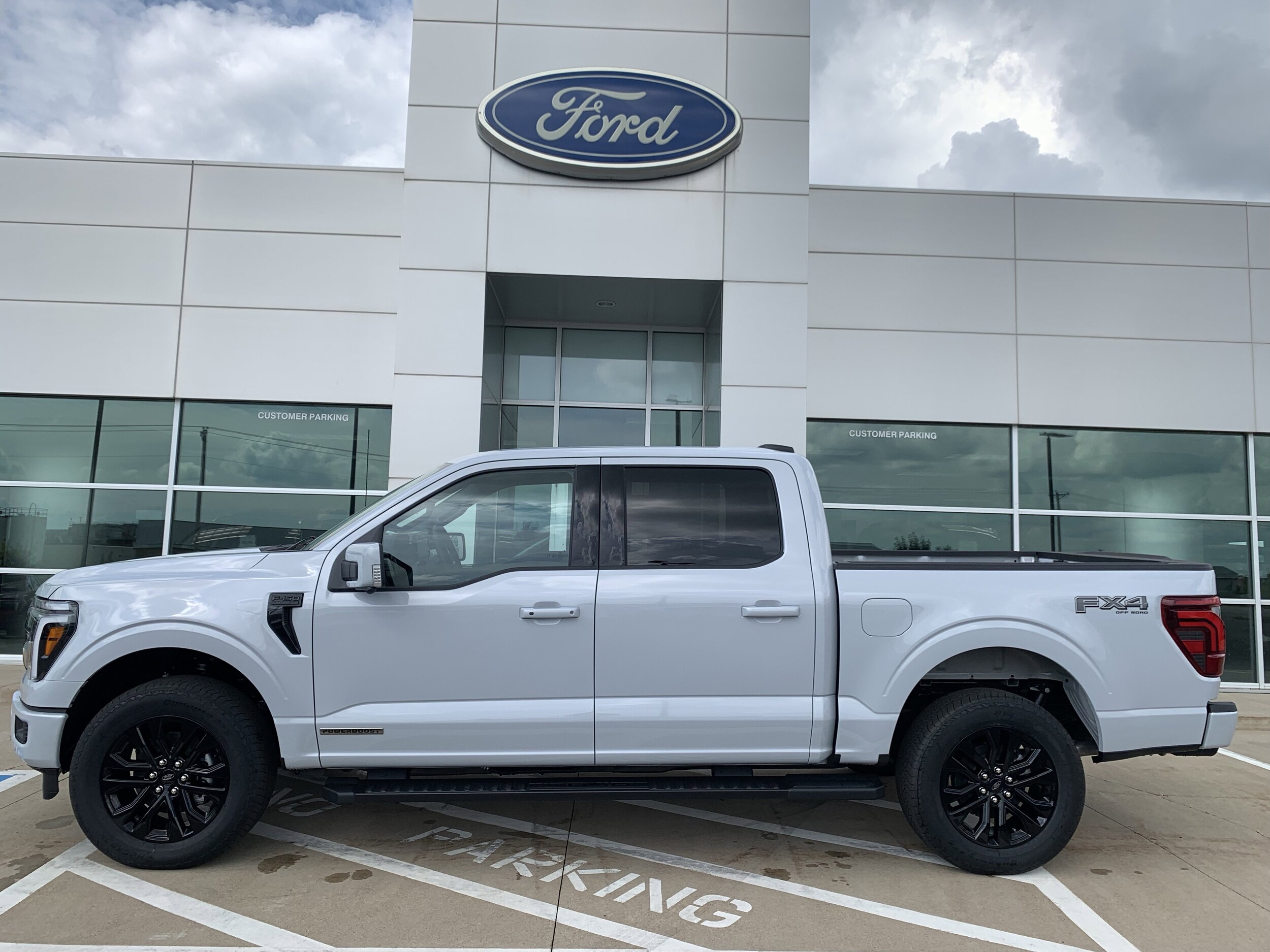 2025 Ford F-150 Lariat photo 2