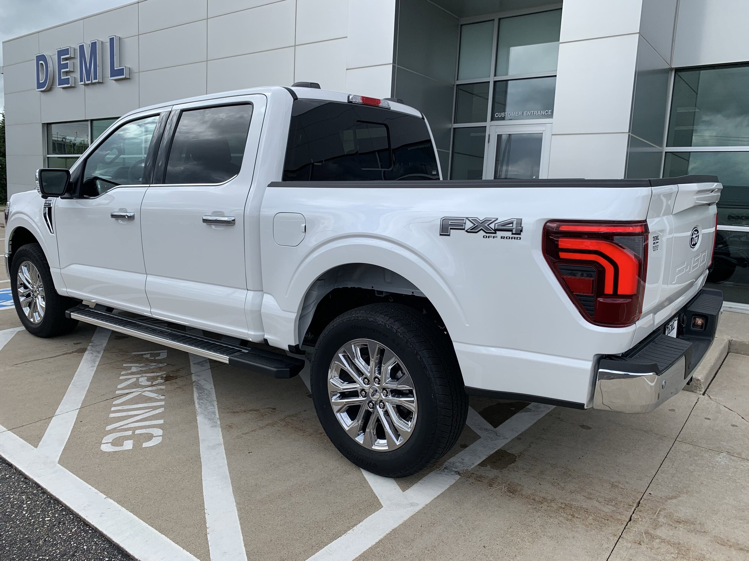 2025 Ford F-150 Lariat photo 2