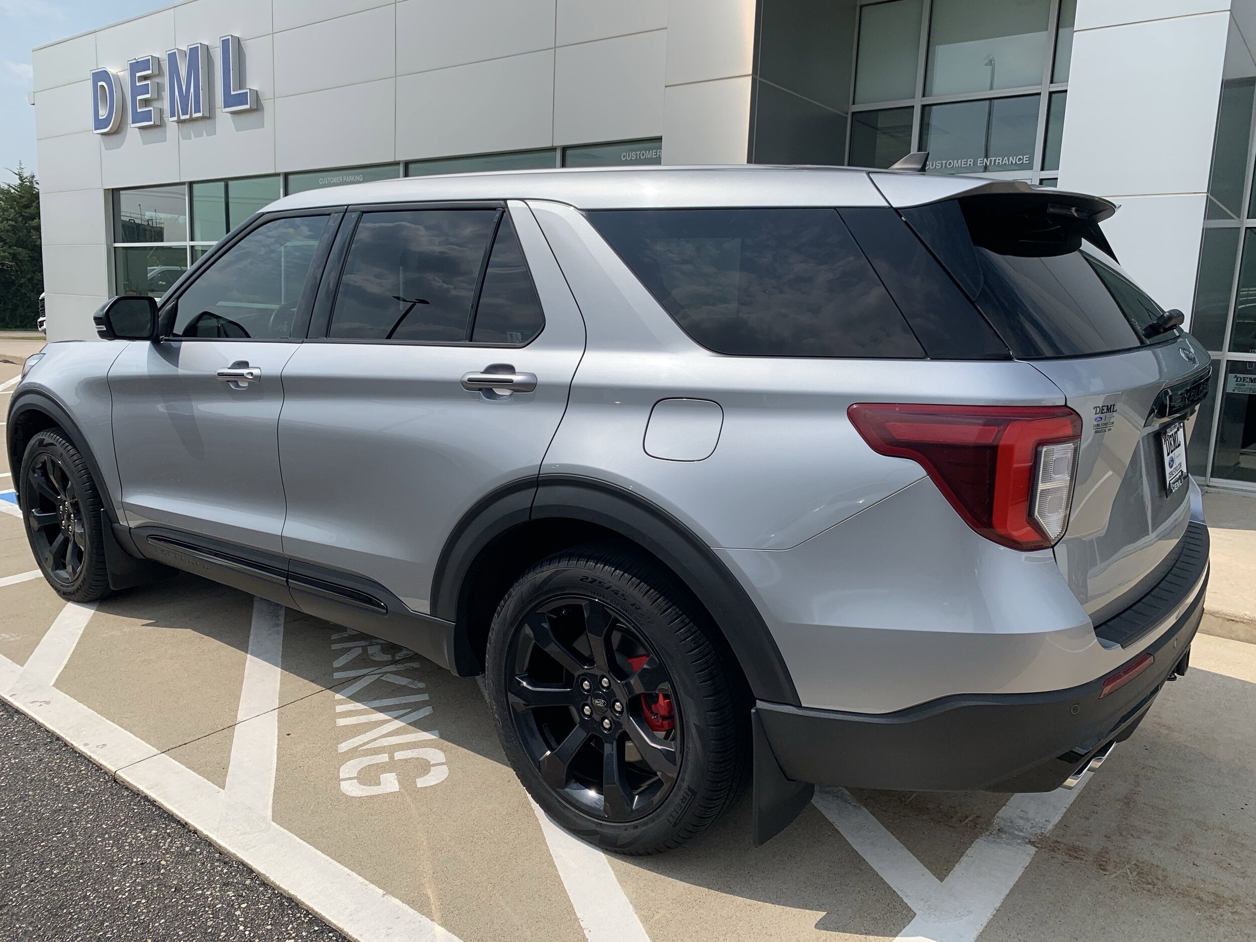 2022 Ford Explorer ST photo 2