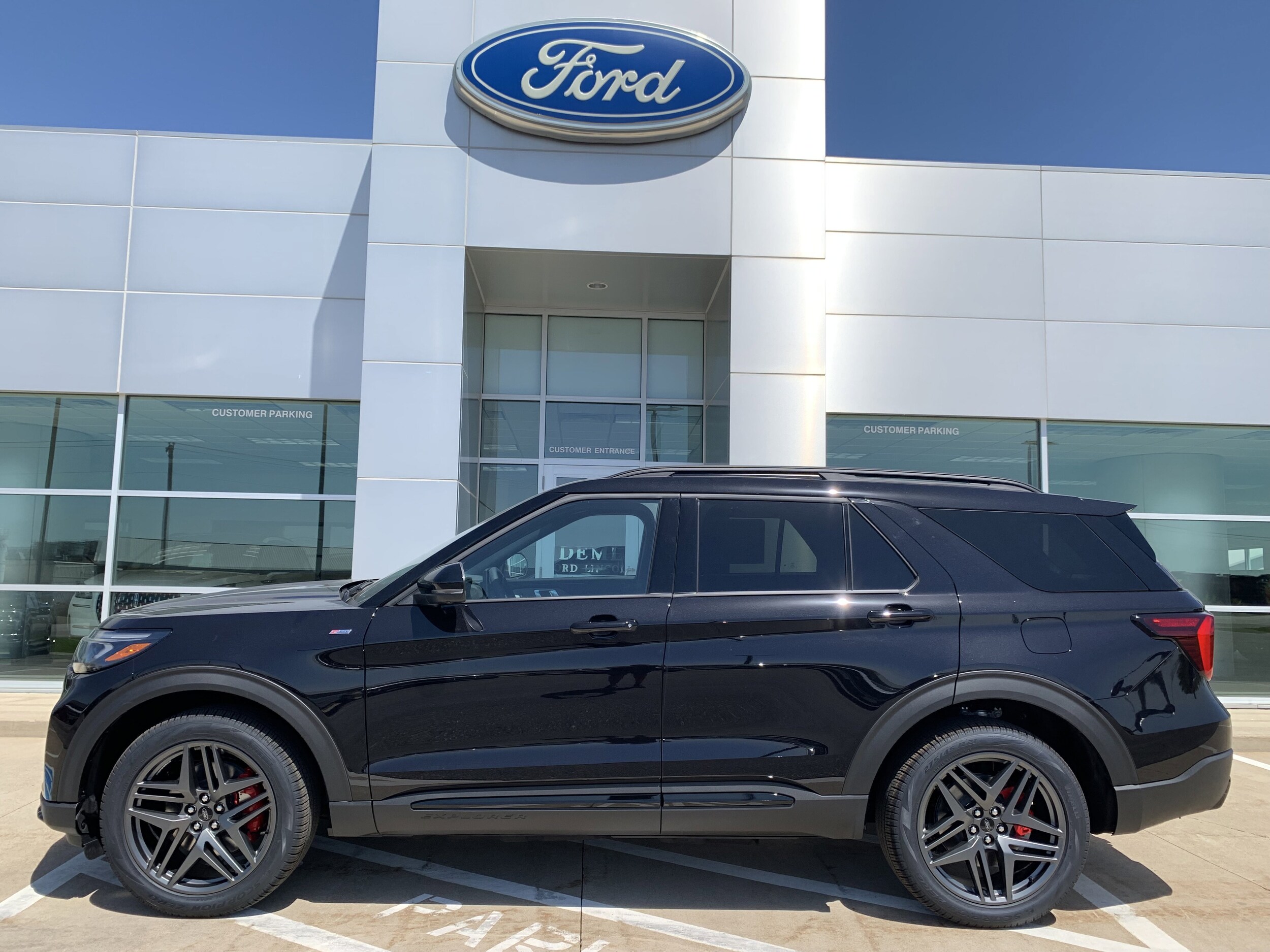 2025 Ford Explorer ST-Line photo 3