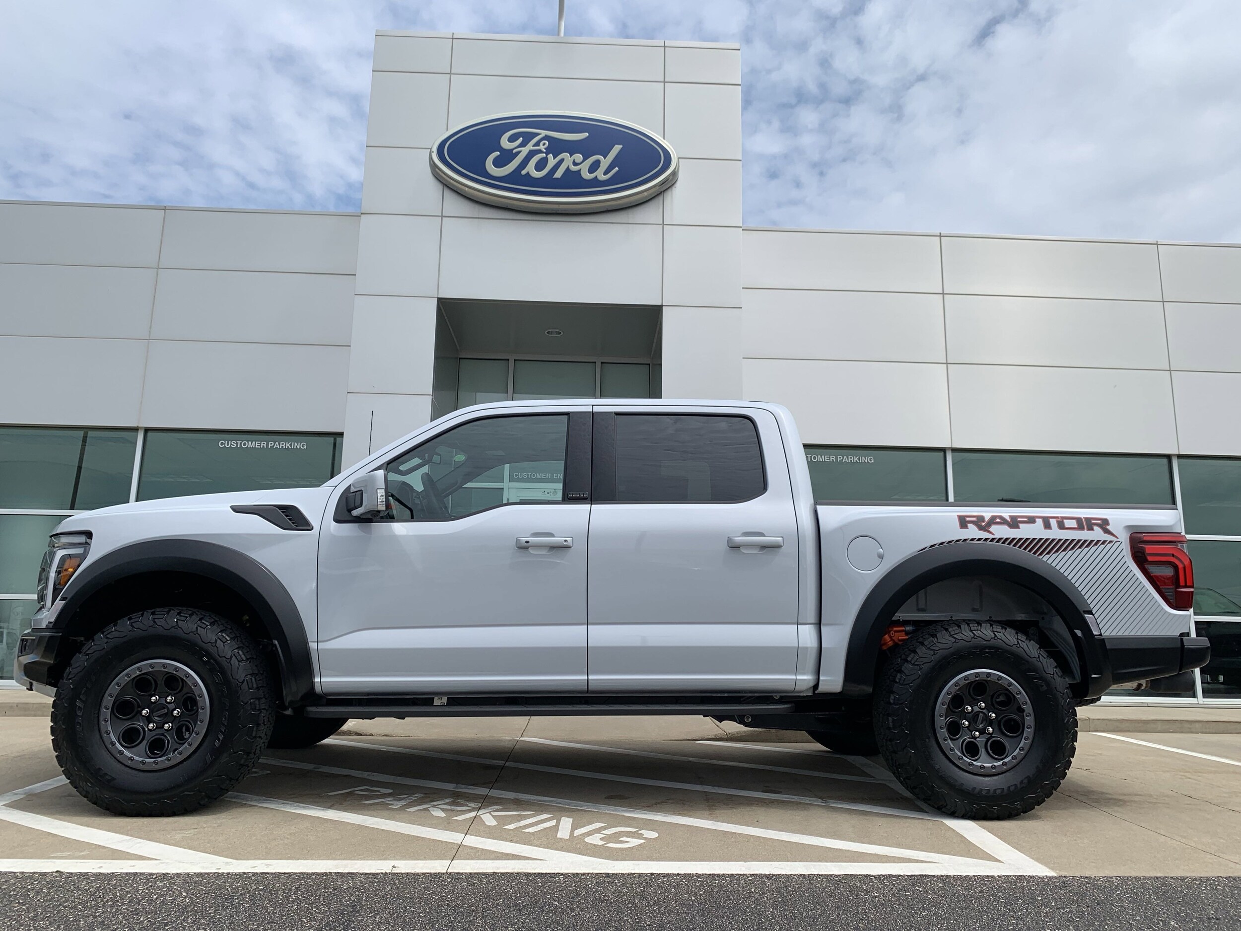 2025 Ford F-150 Raptor photo 3