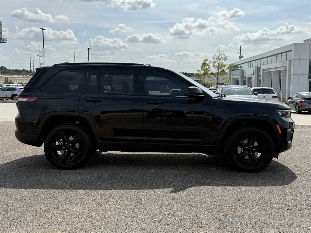 2025 Jeep Grand Cherokee Limited photo 2