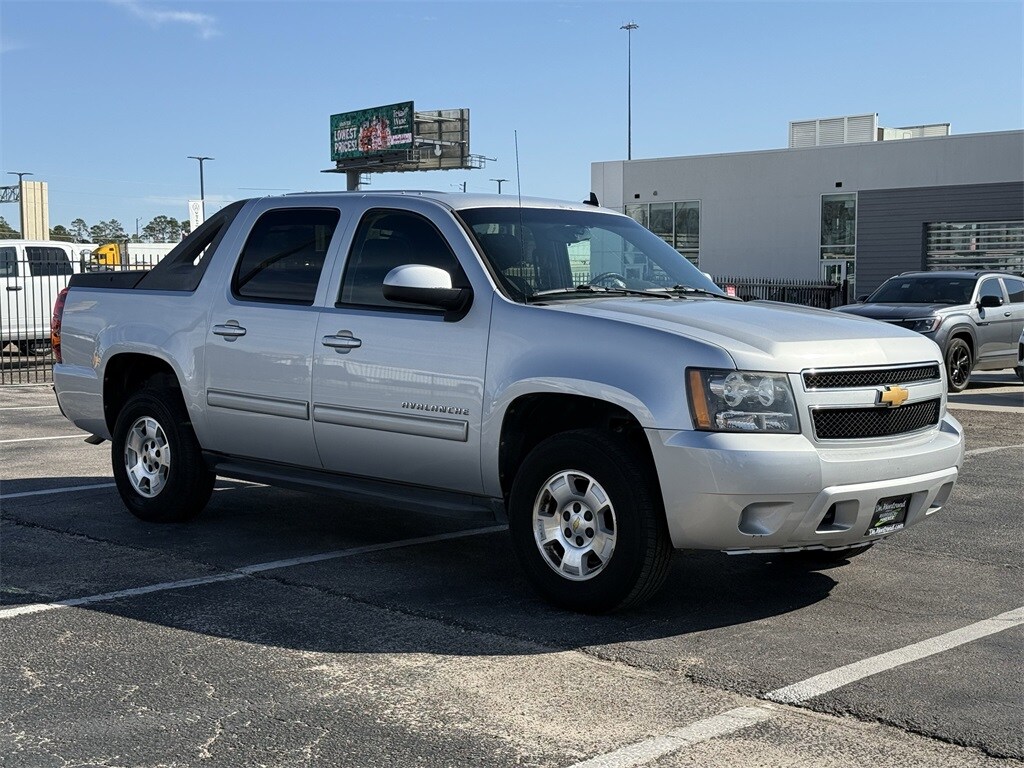 2012 Chevrolet Avalanche LS photo 3