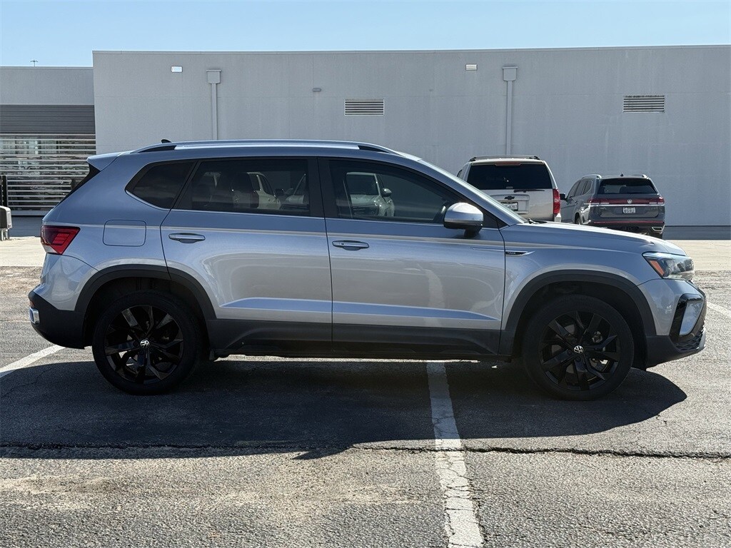 2023 Volkswagen Taos SE photo 3