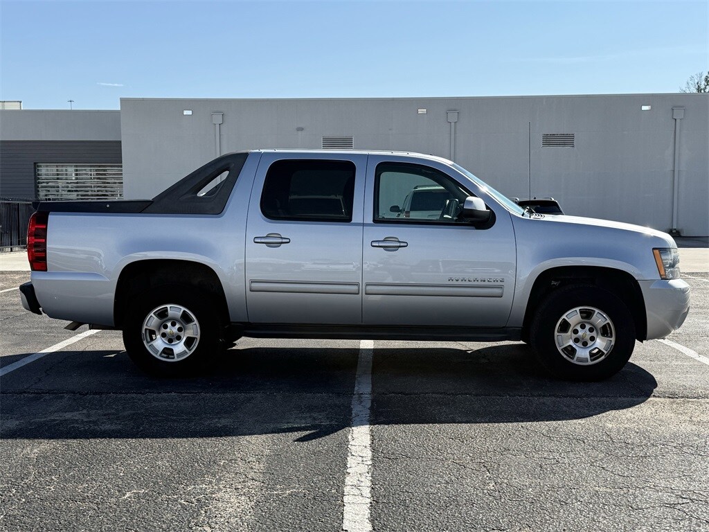 2012 Chevrolet Avalanche LS photo 4