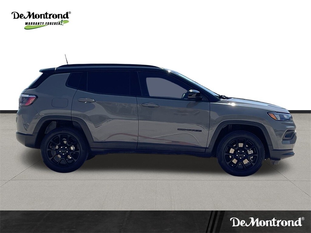 2024 Jeep Compass Latitude photo 3