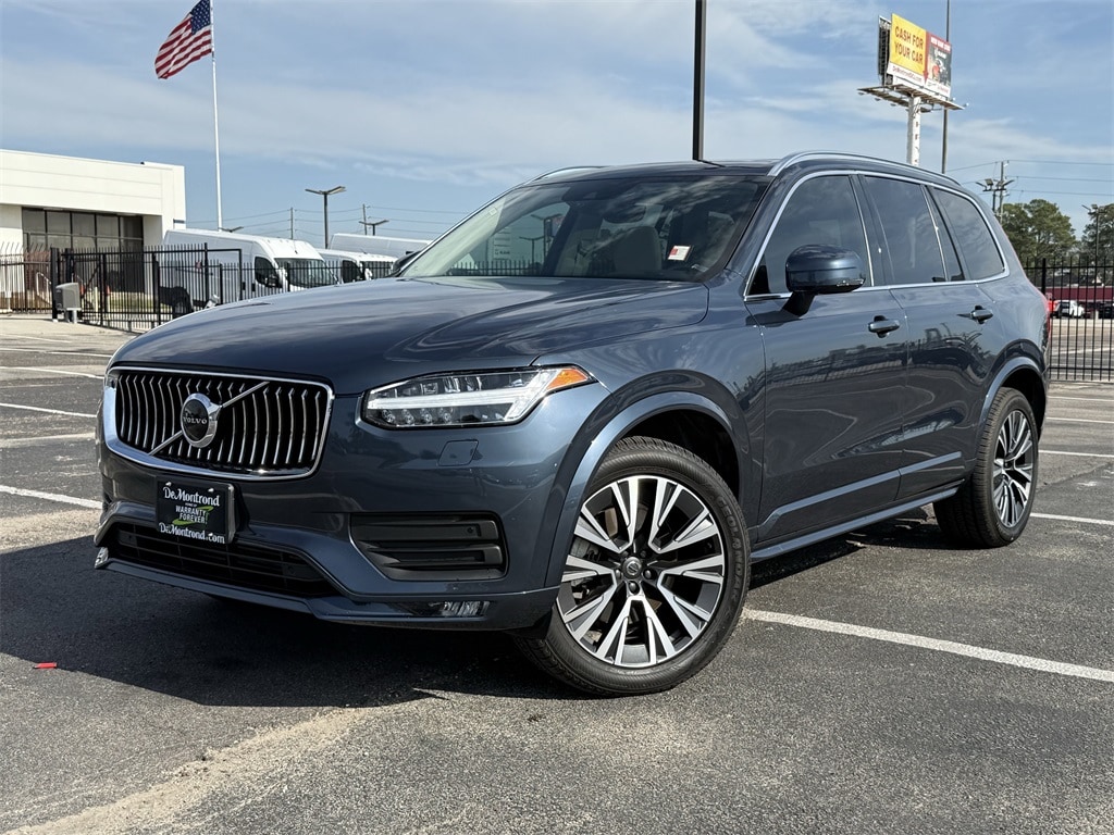 2022 Volvo XC90 Momentum's photo